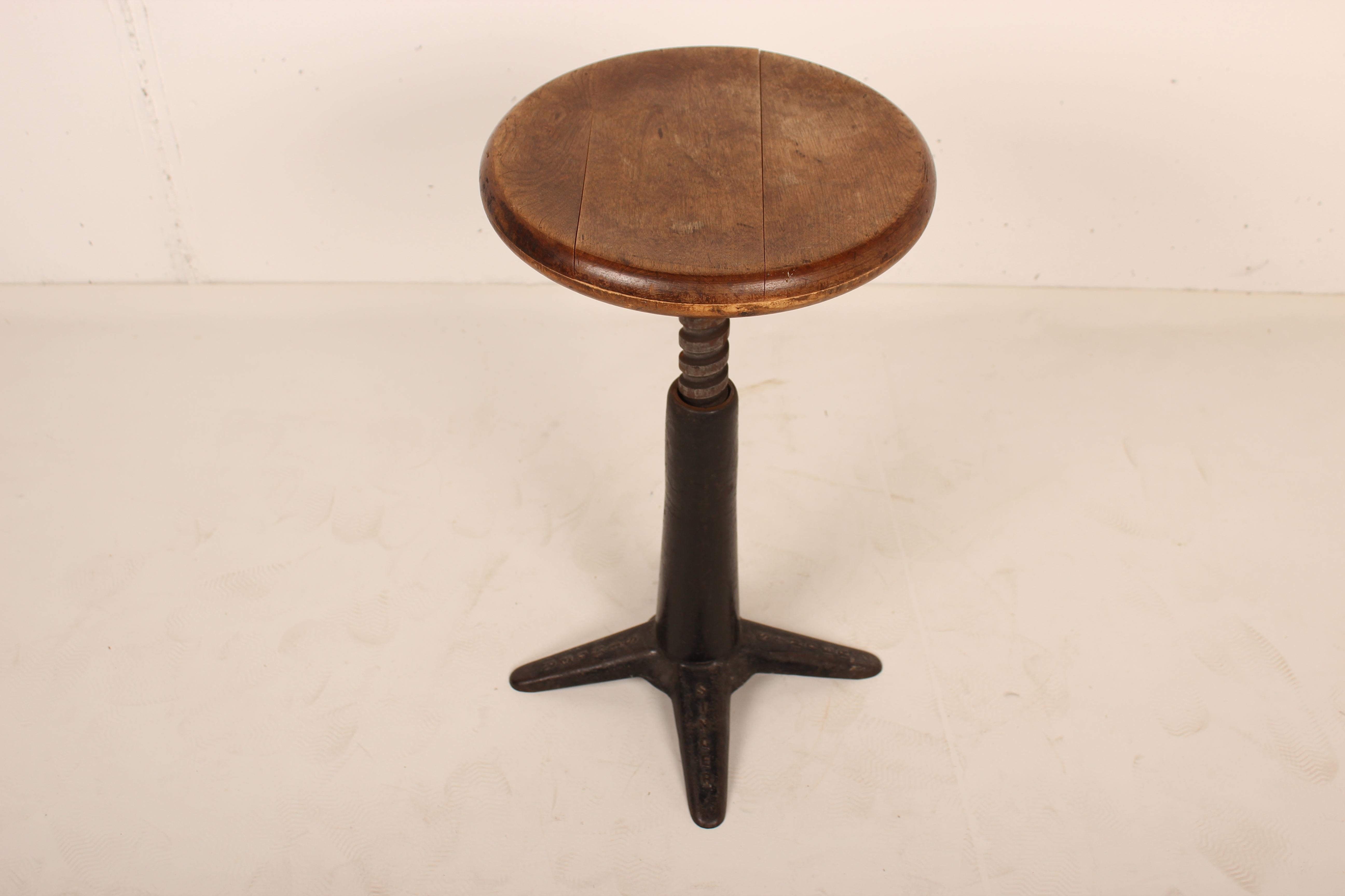 Industrial Stool Made of Cast Iron from the Singer Factory, 1930 In Good Condition In Santa Gertrudis, Baleares