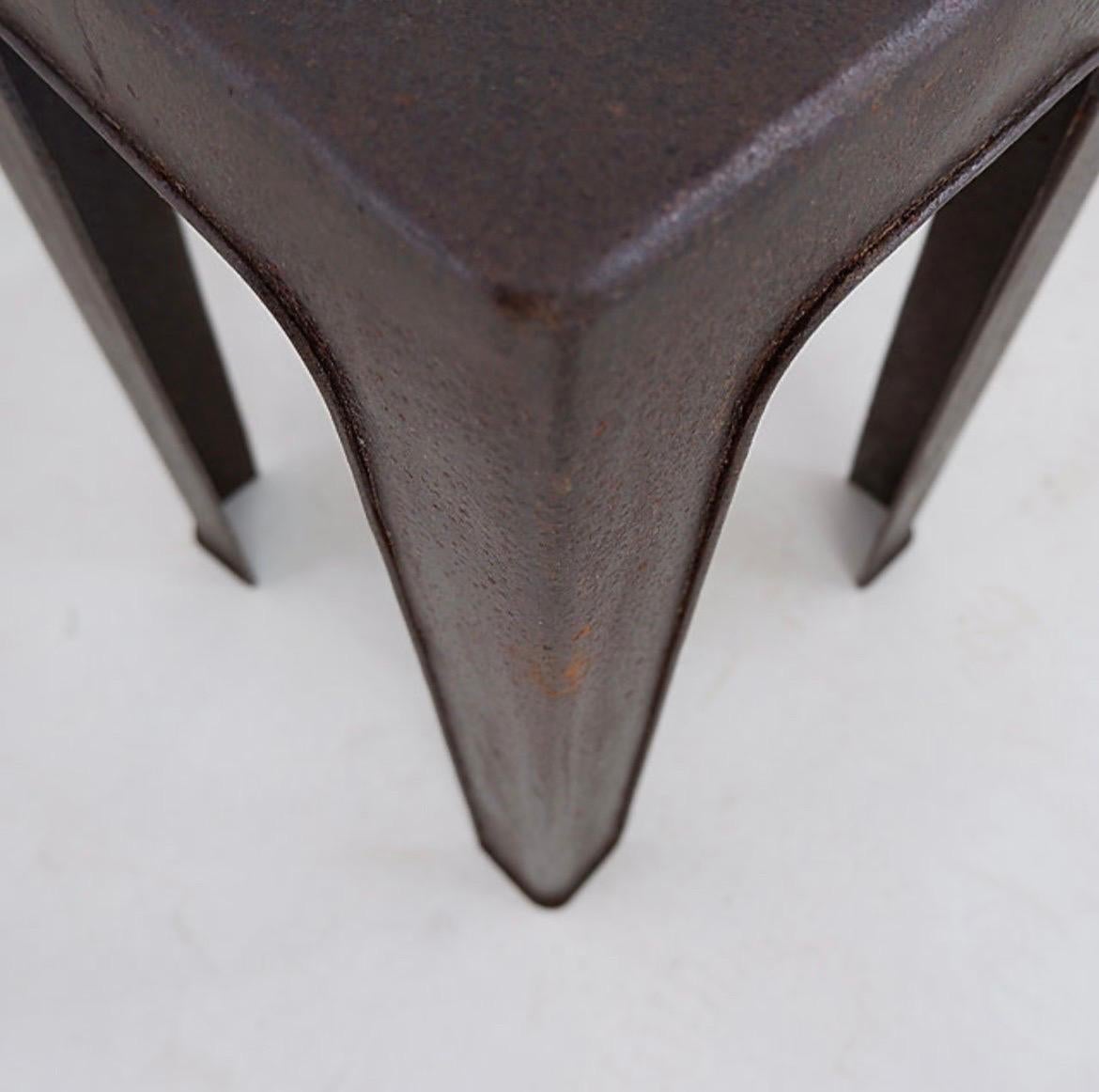 Tabouret industriel style Tolix
Usure correspondant à l'âge et à l'usage.
Minimaliste - Sièges - Tabouret en métal
Mesures : Base : 30cmx30cm - siège : 26cmx26cm H:46,5cm 

