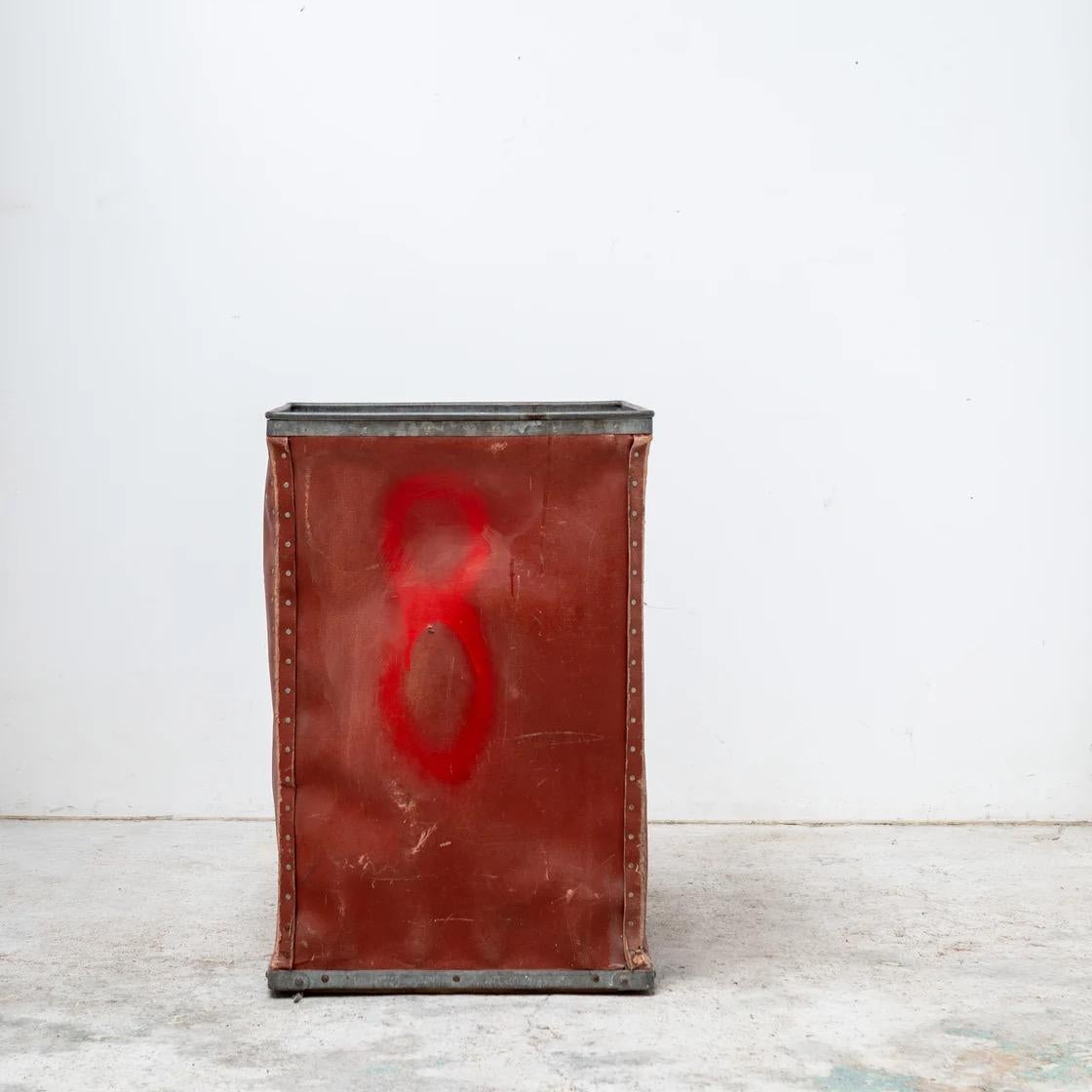 Hergestellt aus roter Faser mit genieteten Details und geprägter Herstellermarke - SUROY. Ursprünglich in französischen Fabriken zur Materiallagerung verwendet, wird er heute als skulpturales Industrieobjekt mit reicher Patina oder als einzigartiges