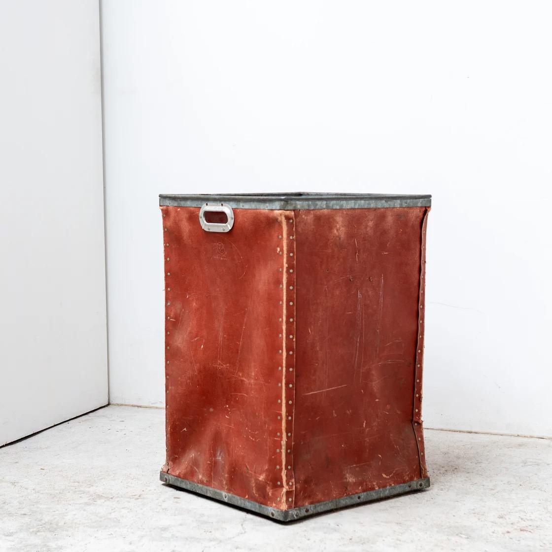 Industrielle Lagerbox aus Frankreich (Französisch) im Angebot