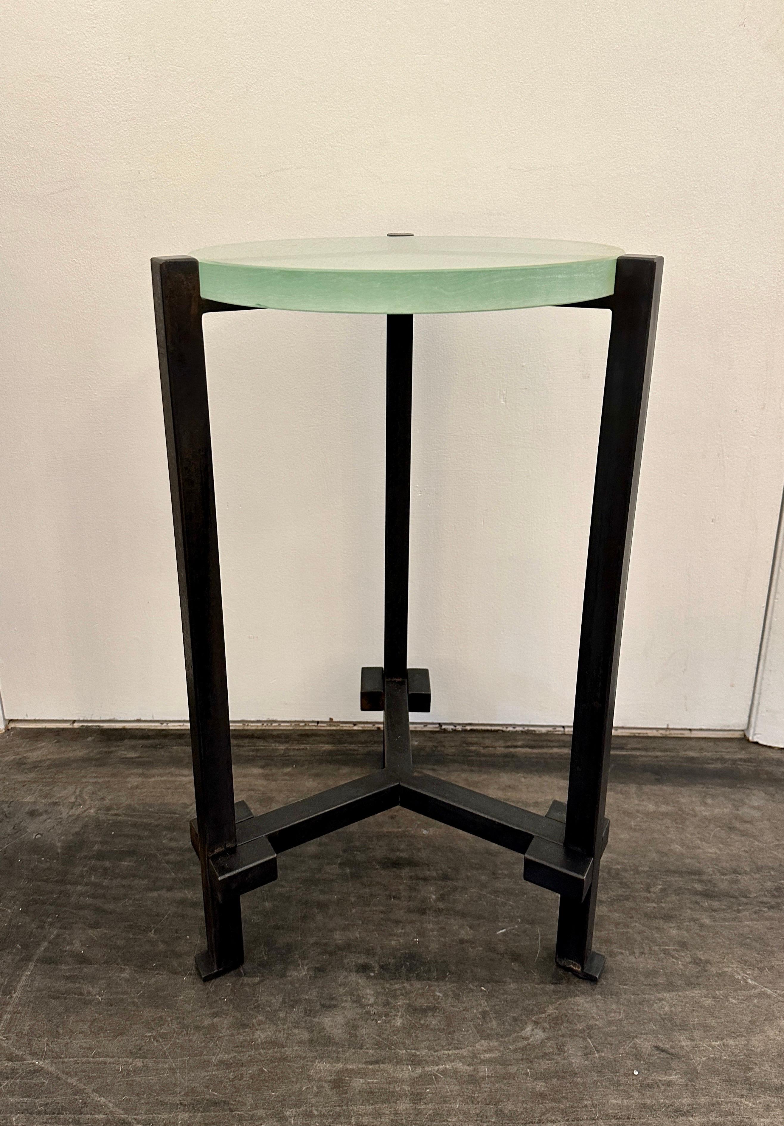 Les bases en fer noirci, conçues par le Studio, sont dotées de plateaux en verre sablé vert de 1 pouce, datant du 19e siècle.  Note :  chaque plateau en verre présente des variations minimes de couleur et d'épaisseur.  Fabrication artisanale