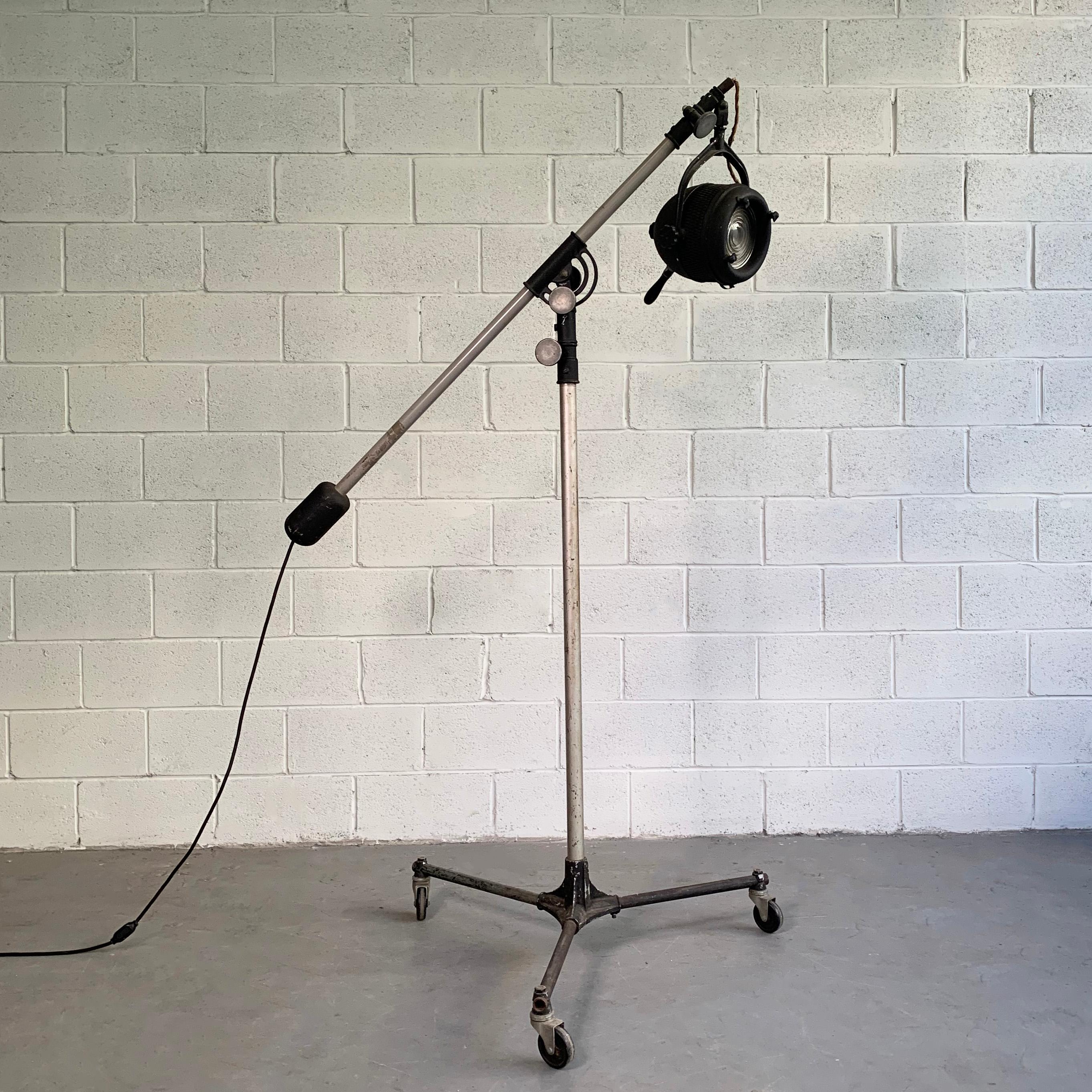 Industriel Lampadaire « Super Hi-Lite » de studio industriel par Beattie Hollywood en vente
