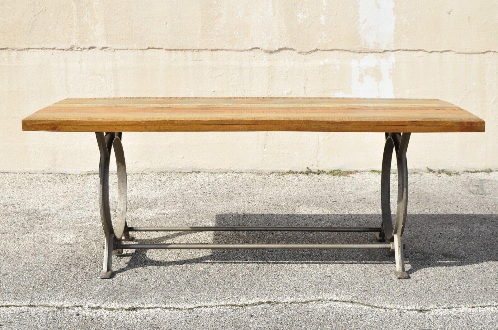 Table de salle à manger rustique de style industriel en fonte et bois récupéré. Cette table de salle à manger de style industriel est composée d'une lourde base en fonte 
