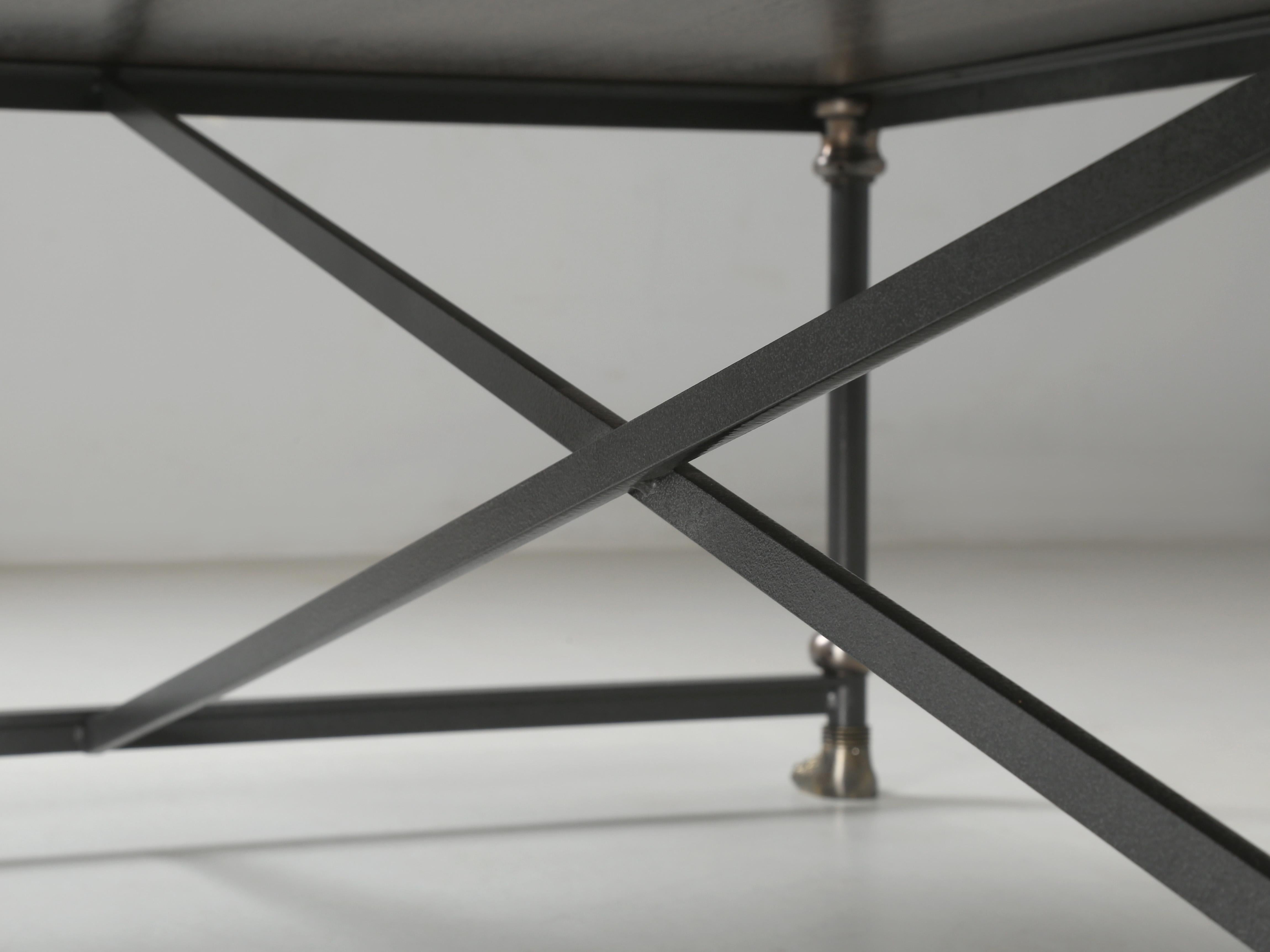 Table basse de style industriel fabriquée sur commande en chêne, bronze, laiton et acier en vente 2