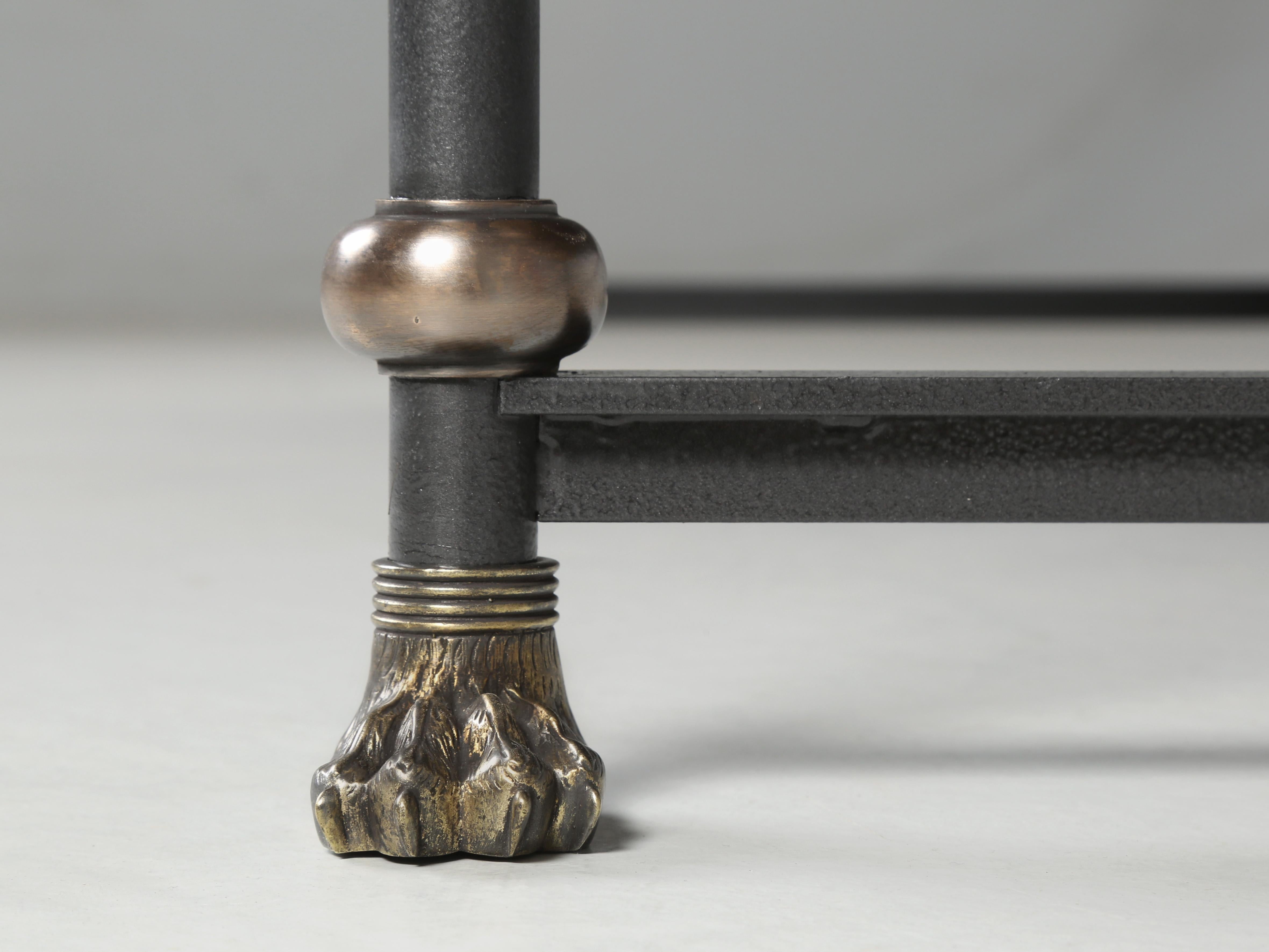 Table basse de style industriel fabriquée sur commande en chêne, bronze, laiton et acier en vente 4