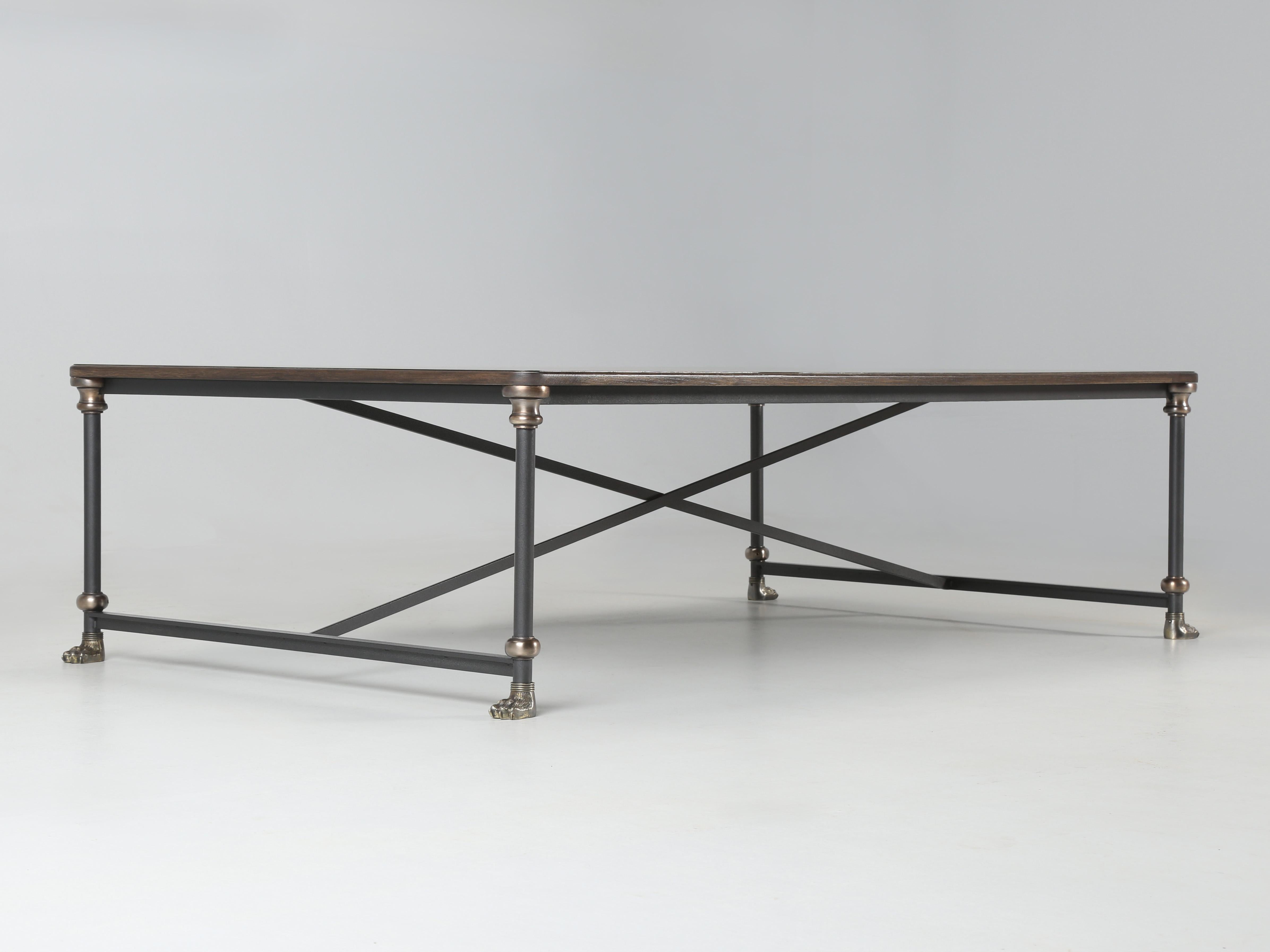 Industriel Table basse de style industriel fabriquée sur commande en chêne, bronze, laiton et acier en vente