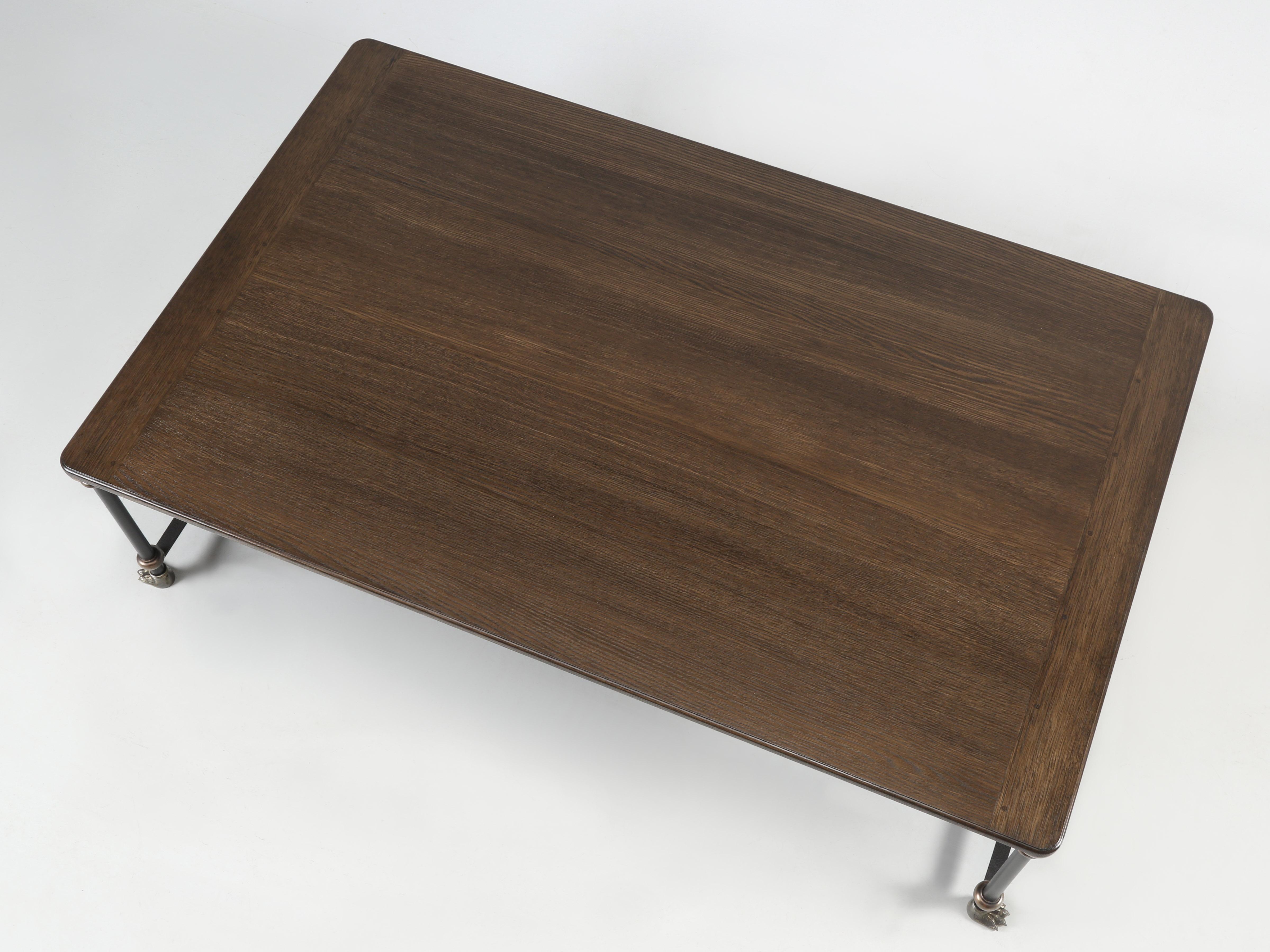 Américain Table basse de style industriel fabriquée sur commande en chêne, bronze, laiton et acier en vente