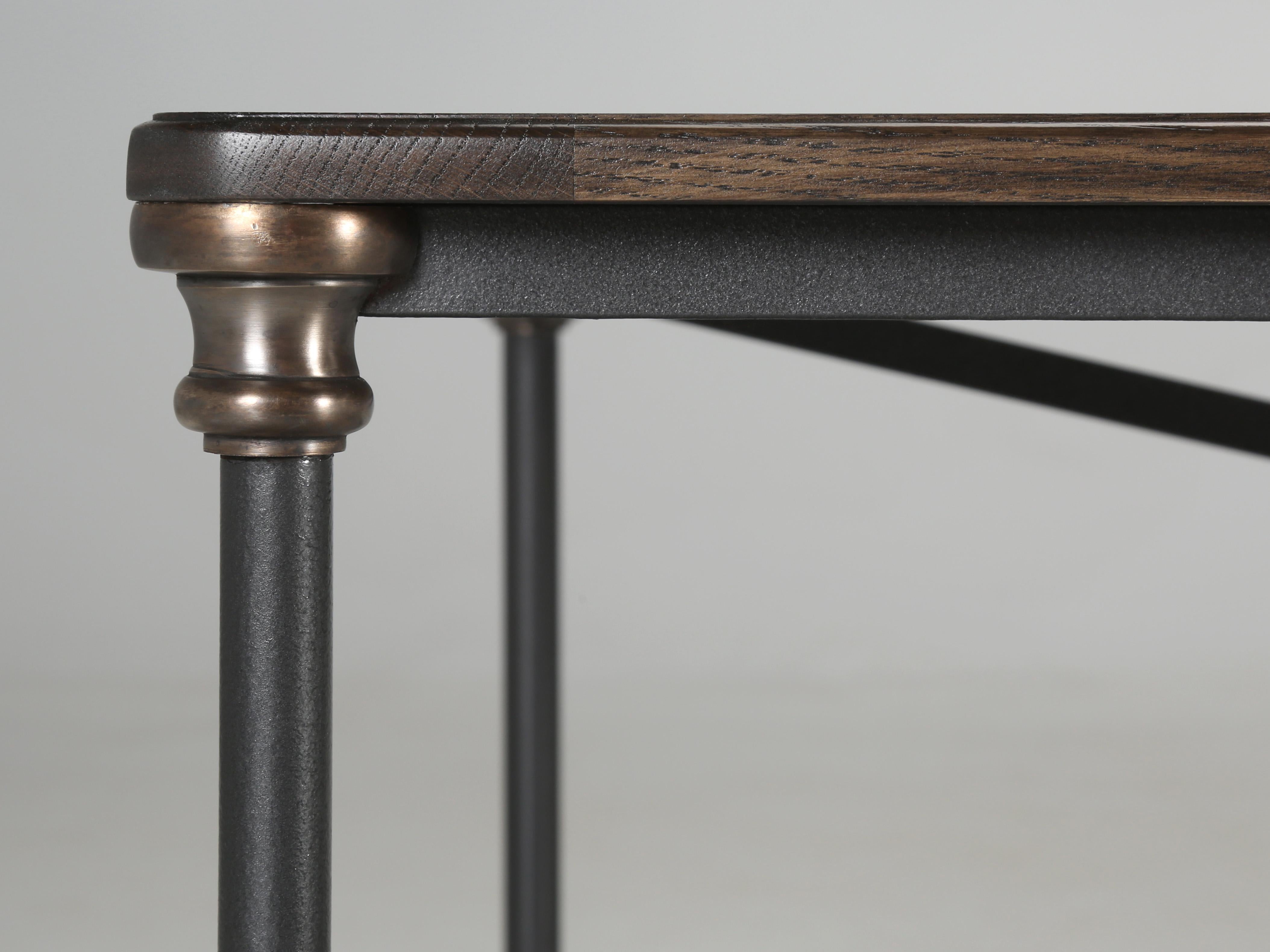 Laiton Table basse de style industriel fabriquée sur commande en chêne, bronze, laiton et acier en vente