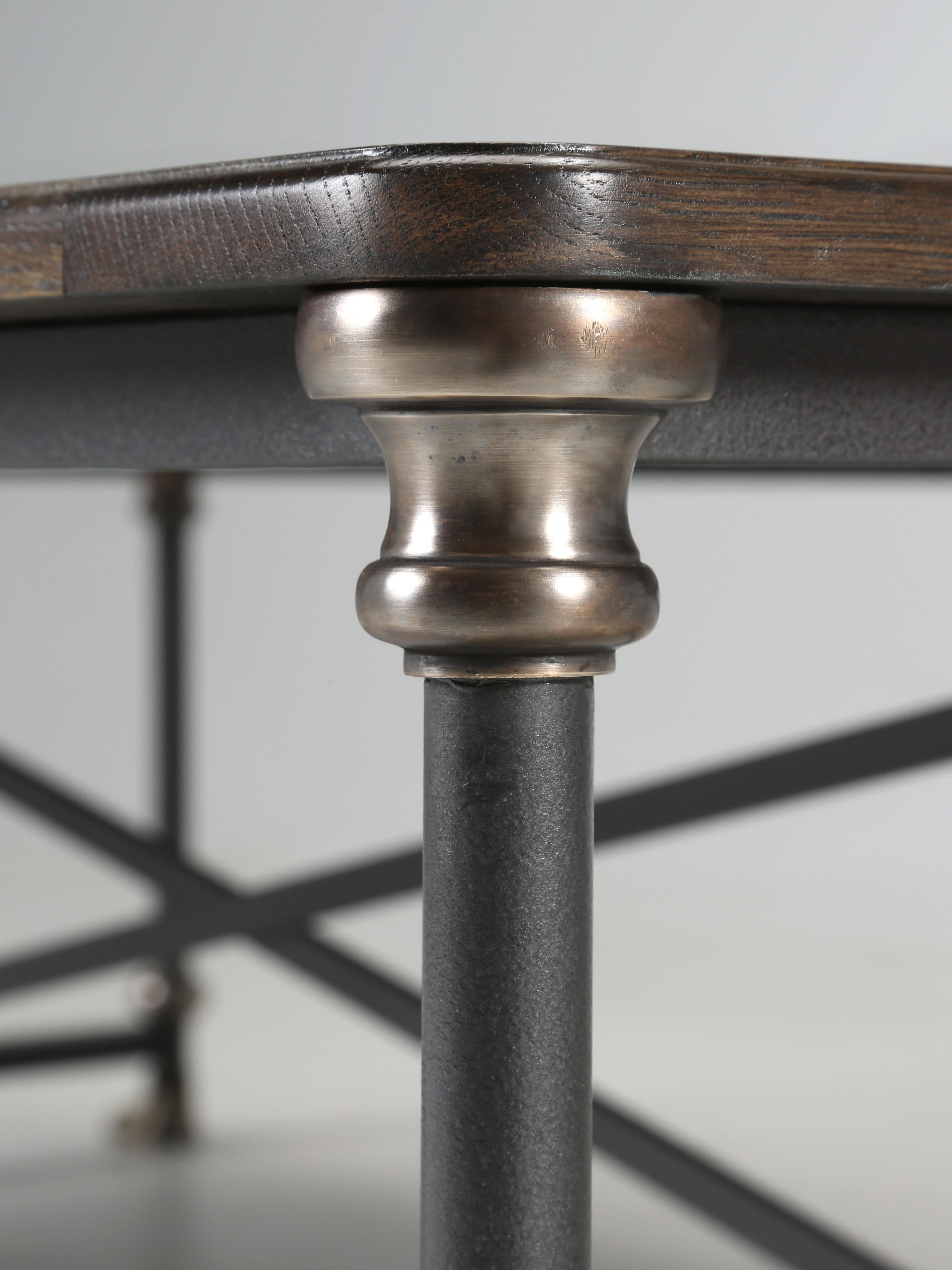 Table basse de style industriel fabriquée sur commande en chêne, bronze, laiton et acier en vente 1