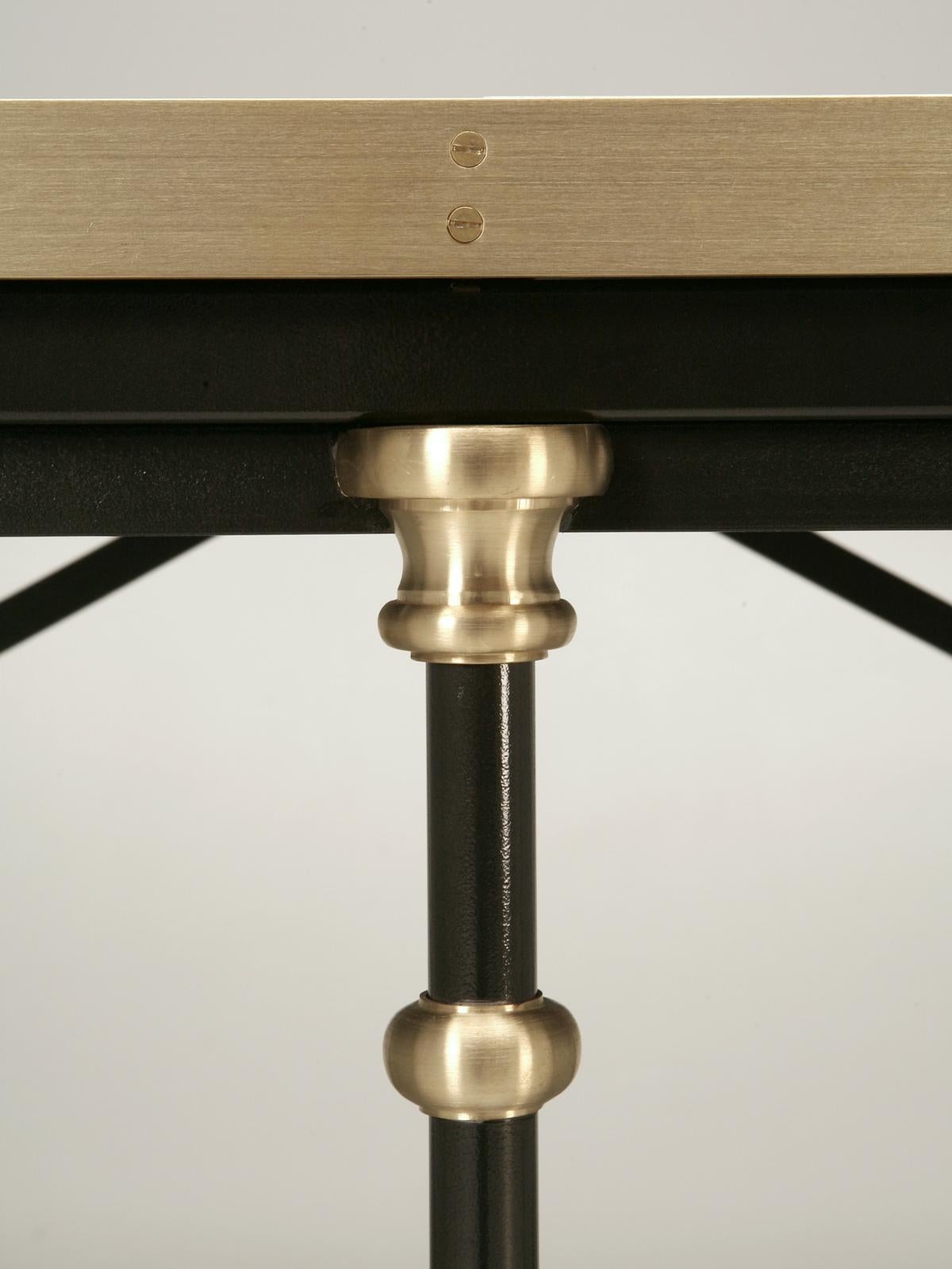 Französischer Esstisch im industriellen, inspirierten Stil aus Stahl, Messing und Bronze, jede Größe im Angebot 1