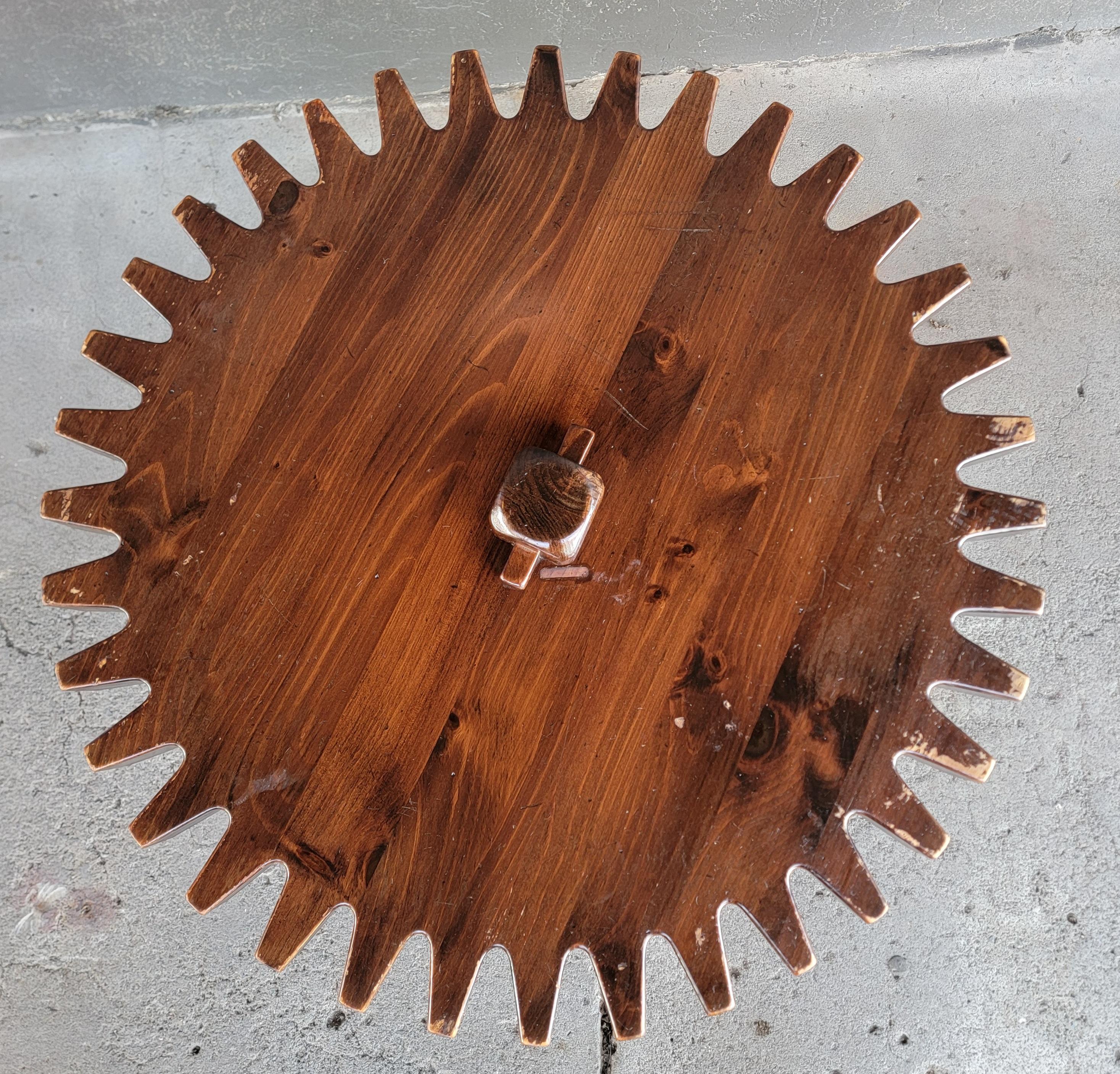 Table basse rotative à engrenages de style industriel du milieu du siècle par Ethan Allen. Circa. 1970's, Construction en bois massif. Le plateau pivote (Lazy Susan). Finition d'origine avec quelques pertes de finition. Présente joliment. 

Diamètre