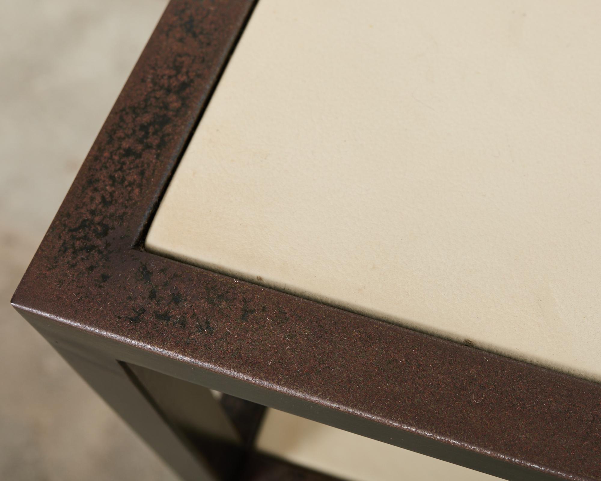 Table console de style industriel en fer et faux cuir parchemin en vente 2