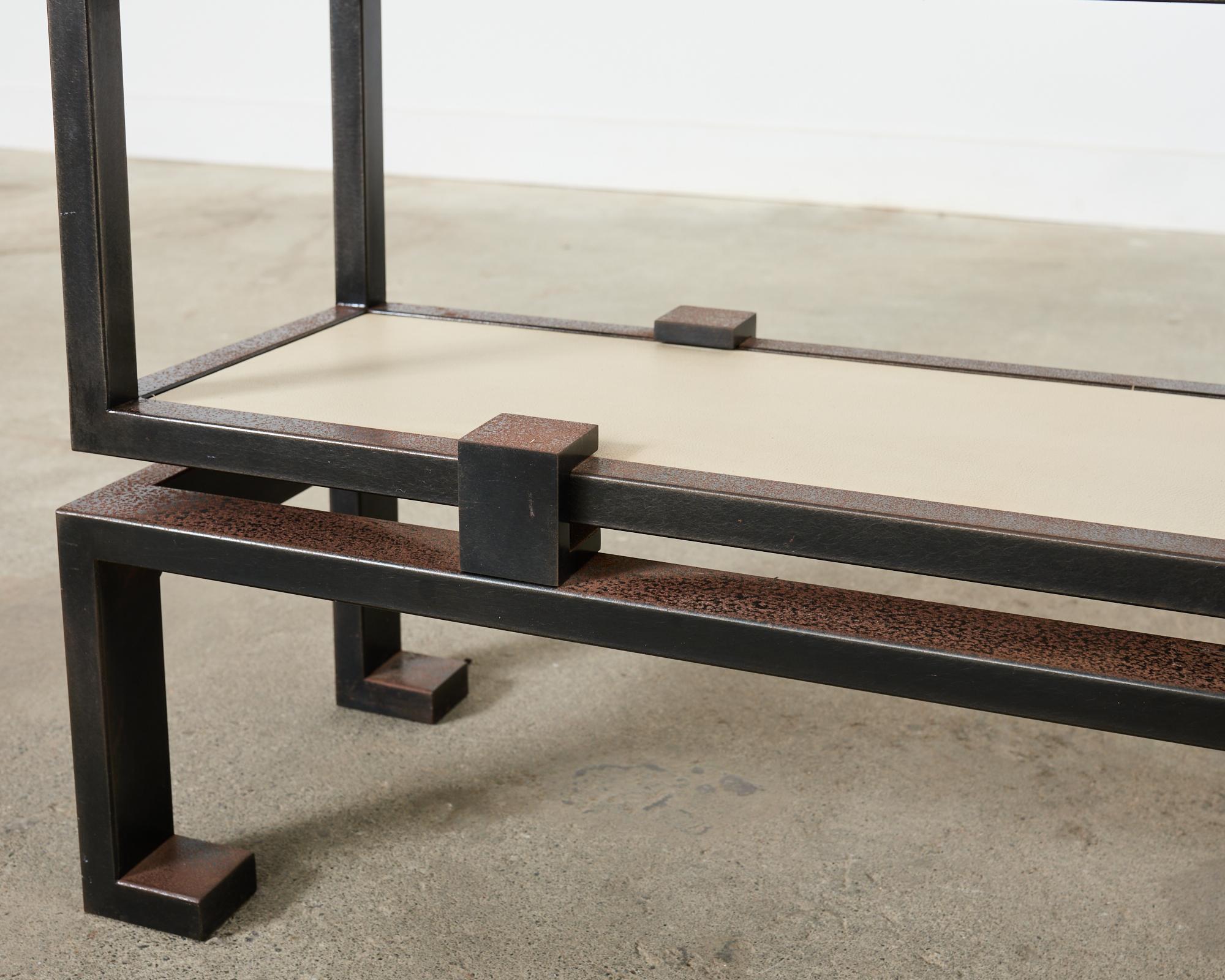 Table console de style industriel en fer et faux cuir parchemin en vente 3