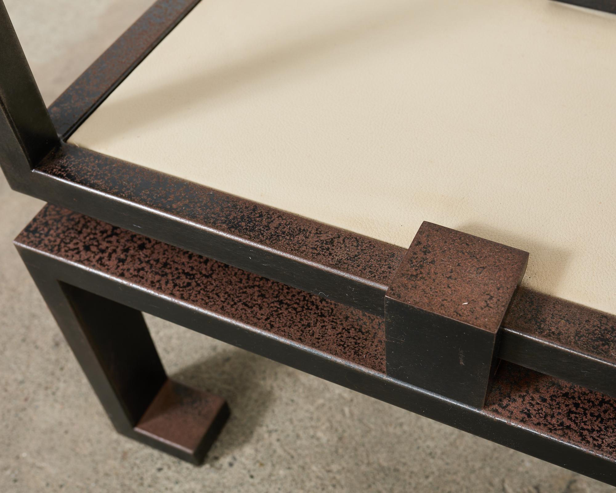 Table console de style industriel en fer et faux cuir parchemin en vente 4