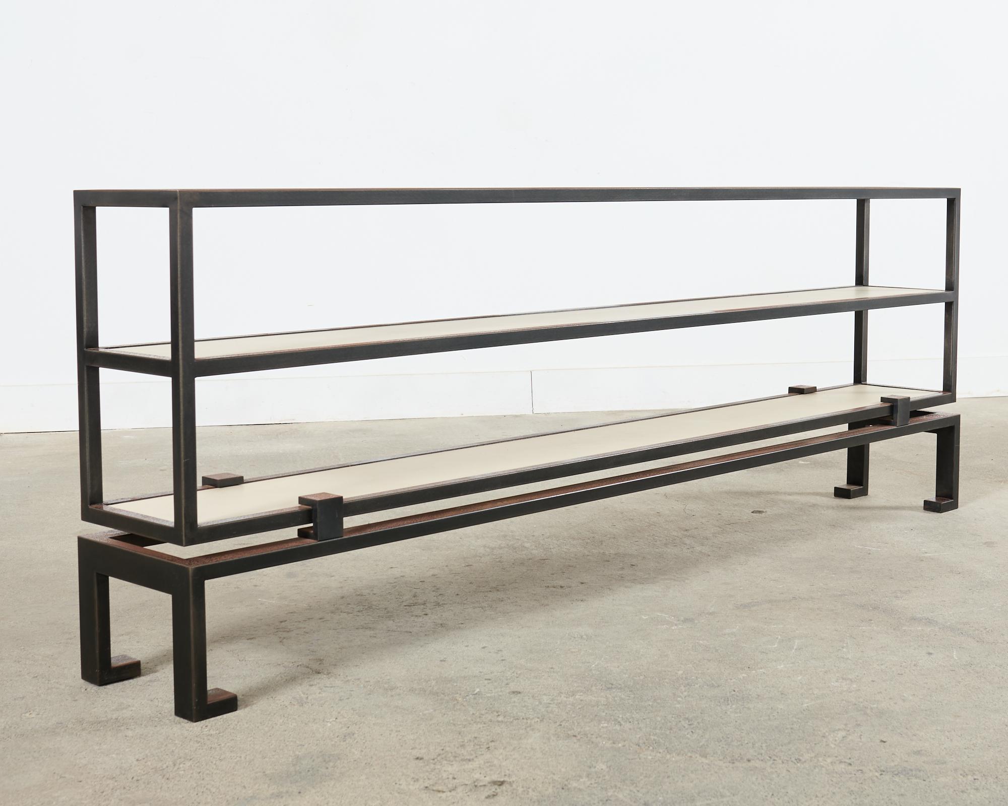 Table console de style industriel en fer et faux cuir parchemin en vente 6