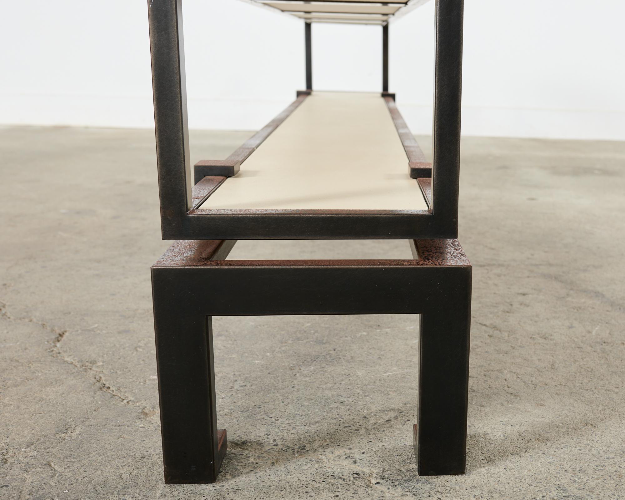 Table console de style industriel en fer et faux cuir parchemin en vente 8
