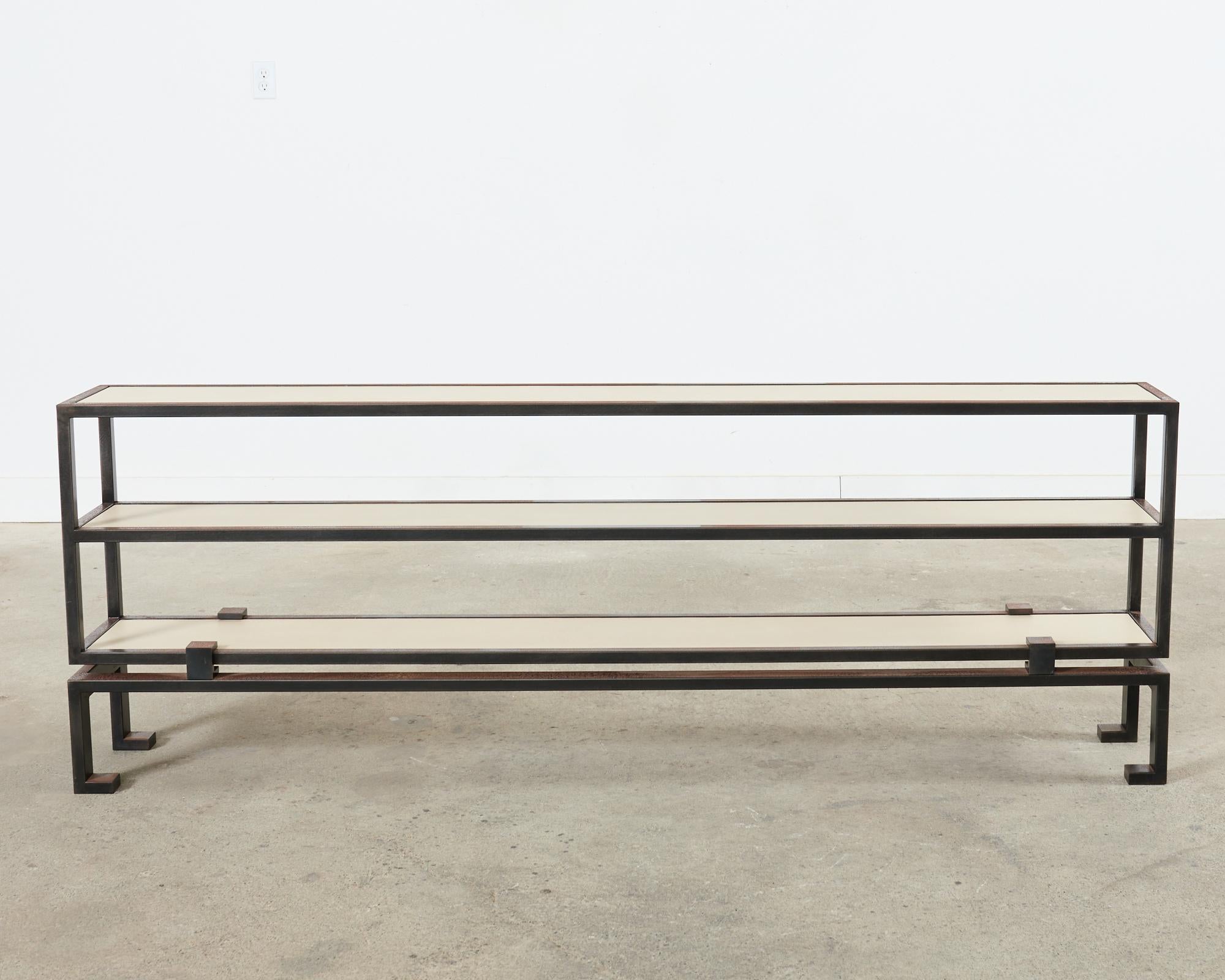 Américain Table console de style industriel en fer et faux cuir parchemin en vente