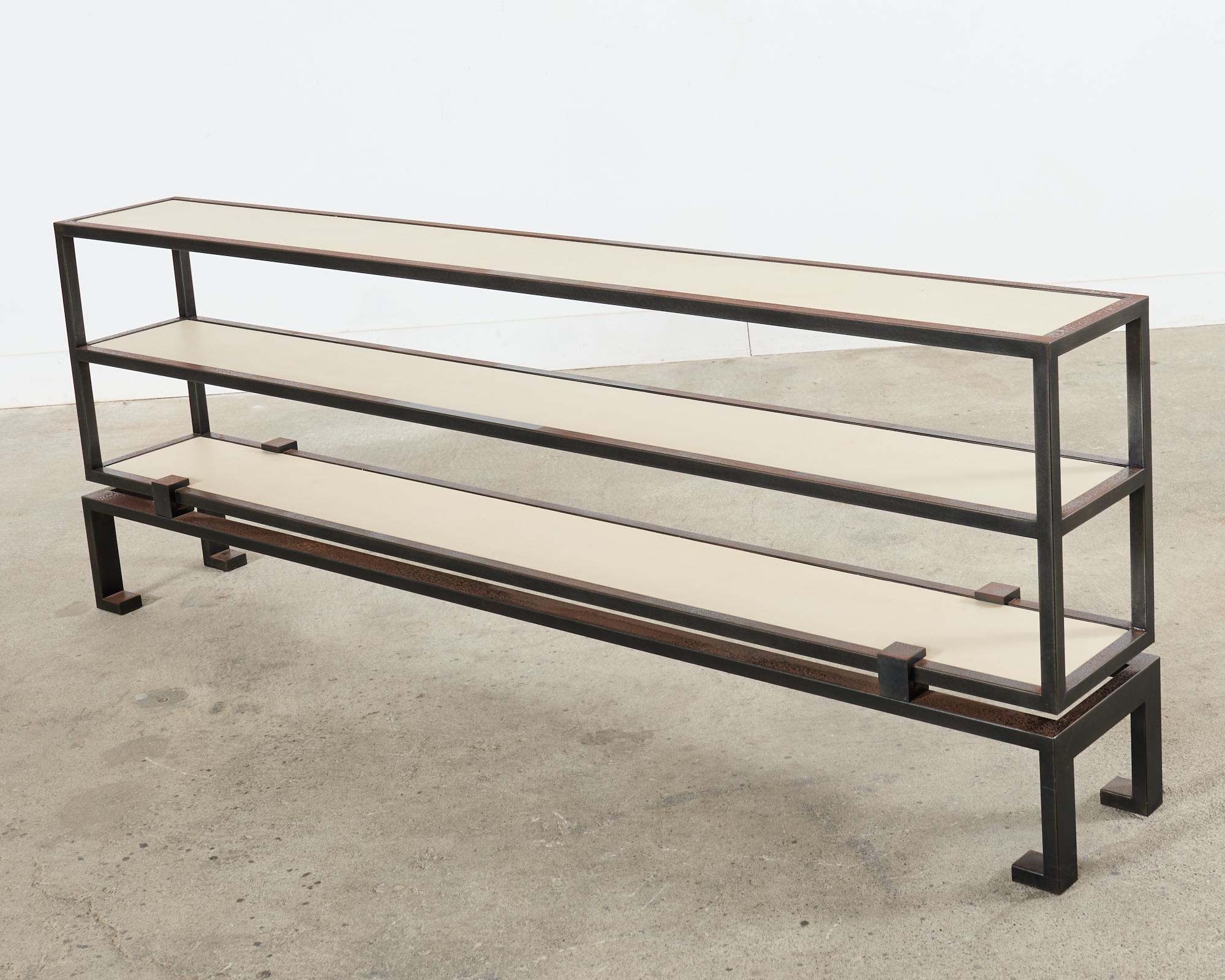Patiné Table console de style industriel en fer et faux cuir parchemin en vente
