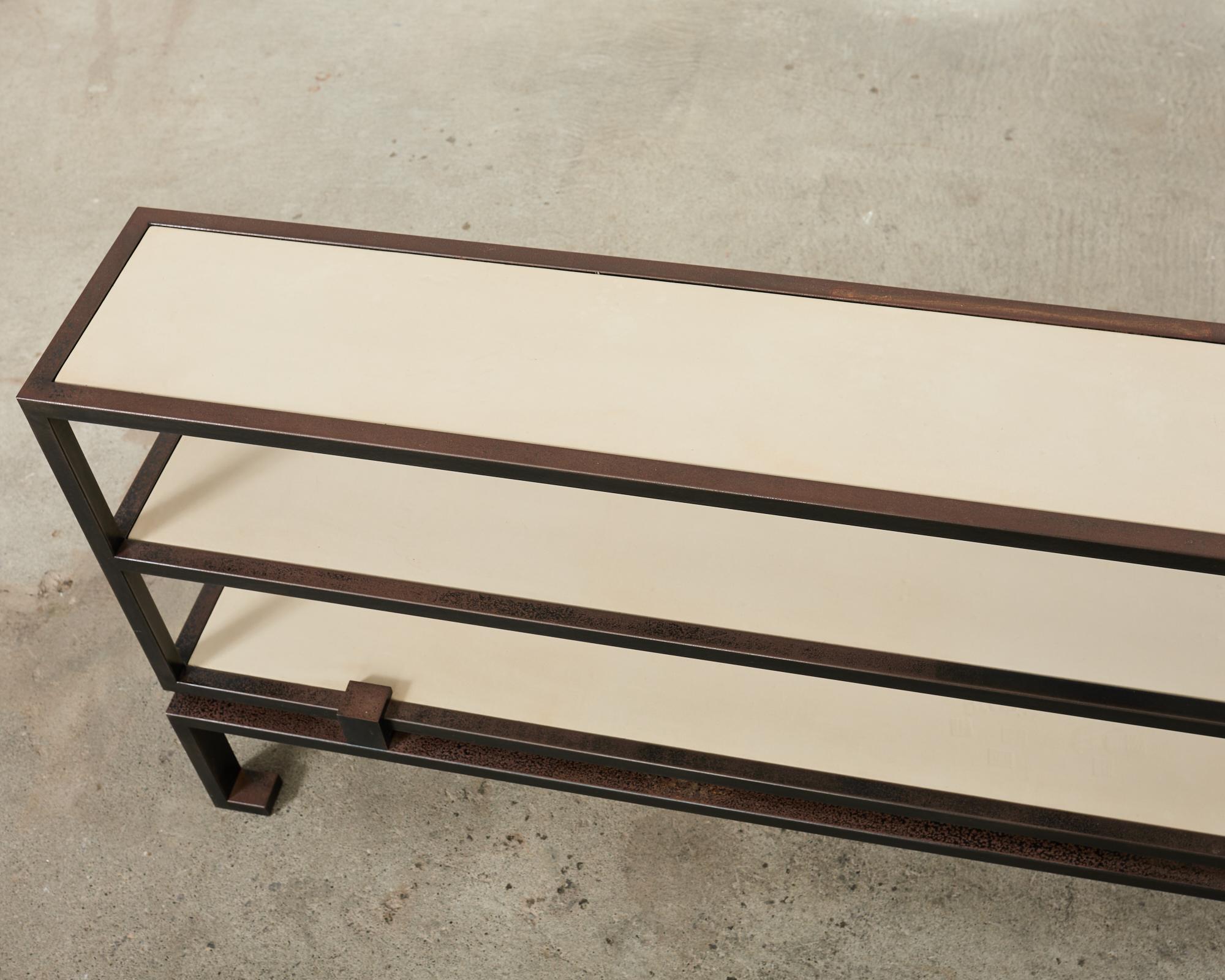 Imitation cuir Table console de style industriel en fer et faux cuir parchemin en vente
