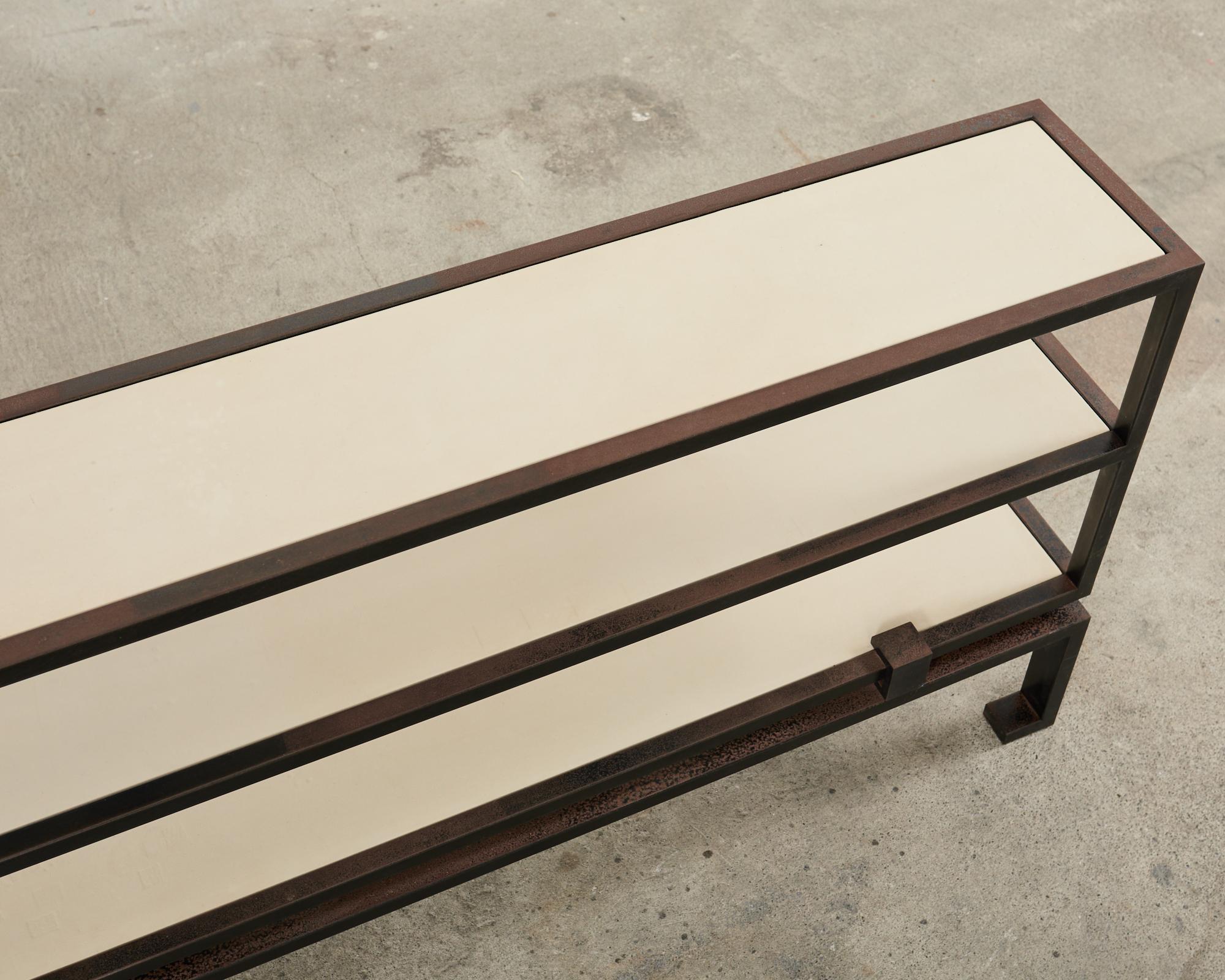 Table console de style industriel en fer et faux cuir parchemin en vente 1
