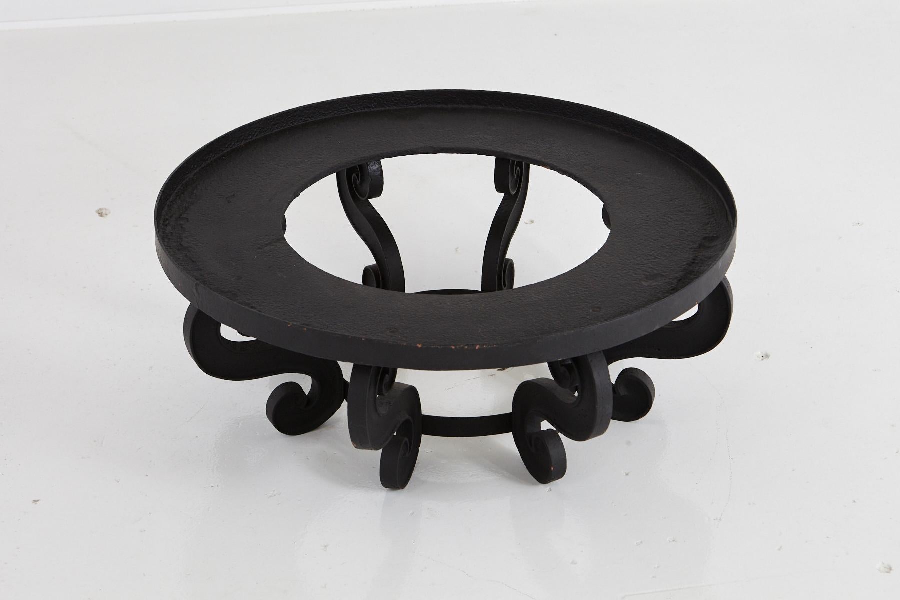 Industrial Style Large and Low Round Mat Black Iron Garden Table, circa 1920s In Good Condition In Pau, FR