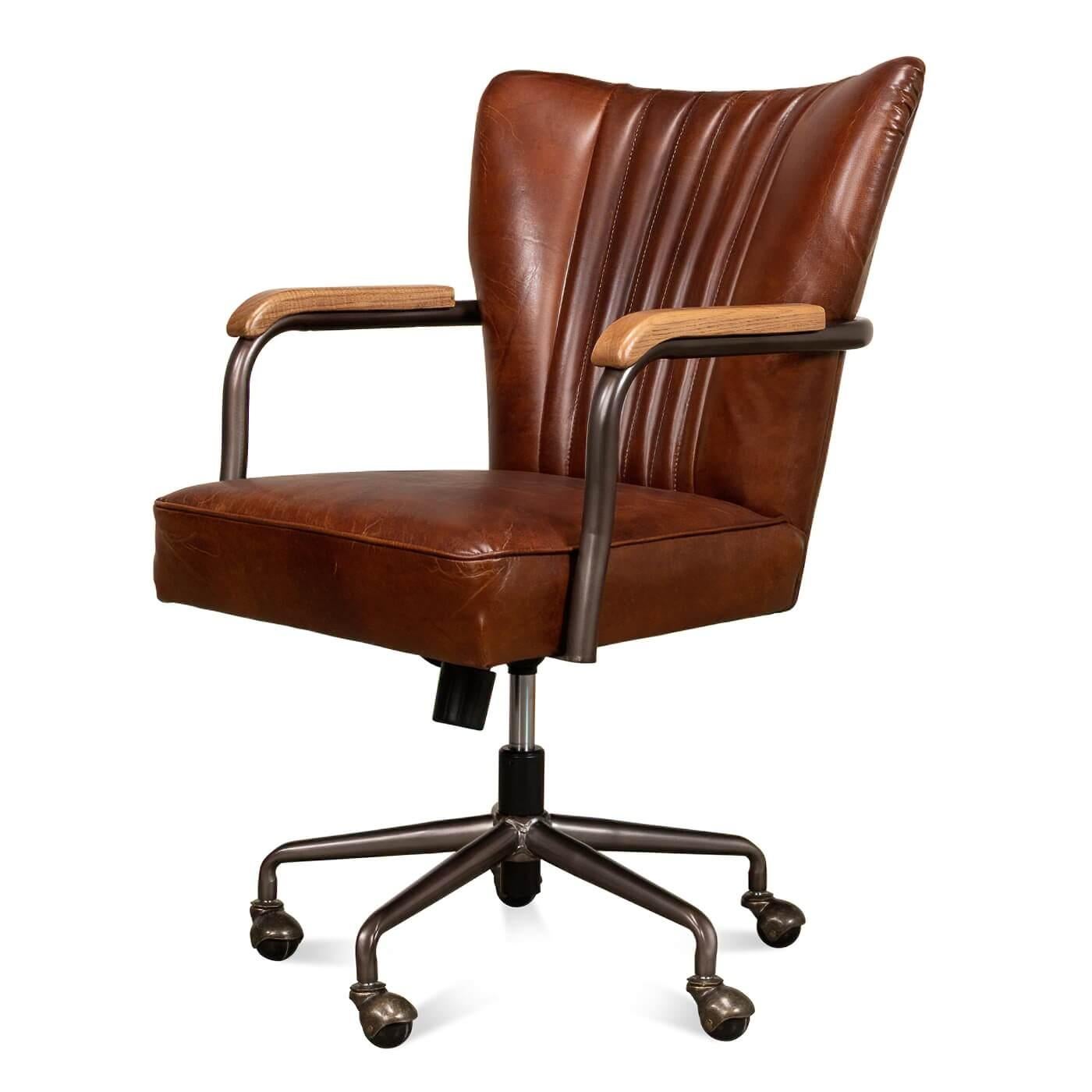 Ein Leder-Schreibtischstuhl im Industriestil mit einem drehbaren Fuß mit 5 Kugelrollen. Dieser Stuhl ist mit unserem braunen Havanna-Leder gepolstert und verfügt über eine getuftete Rückenlehne mit offenen Metallarmen, die mit Holz verziert sind.
