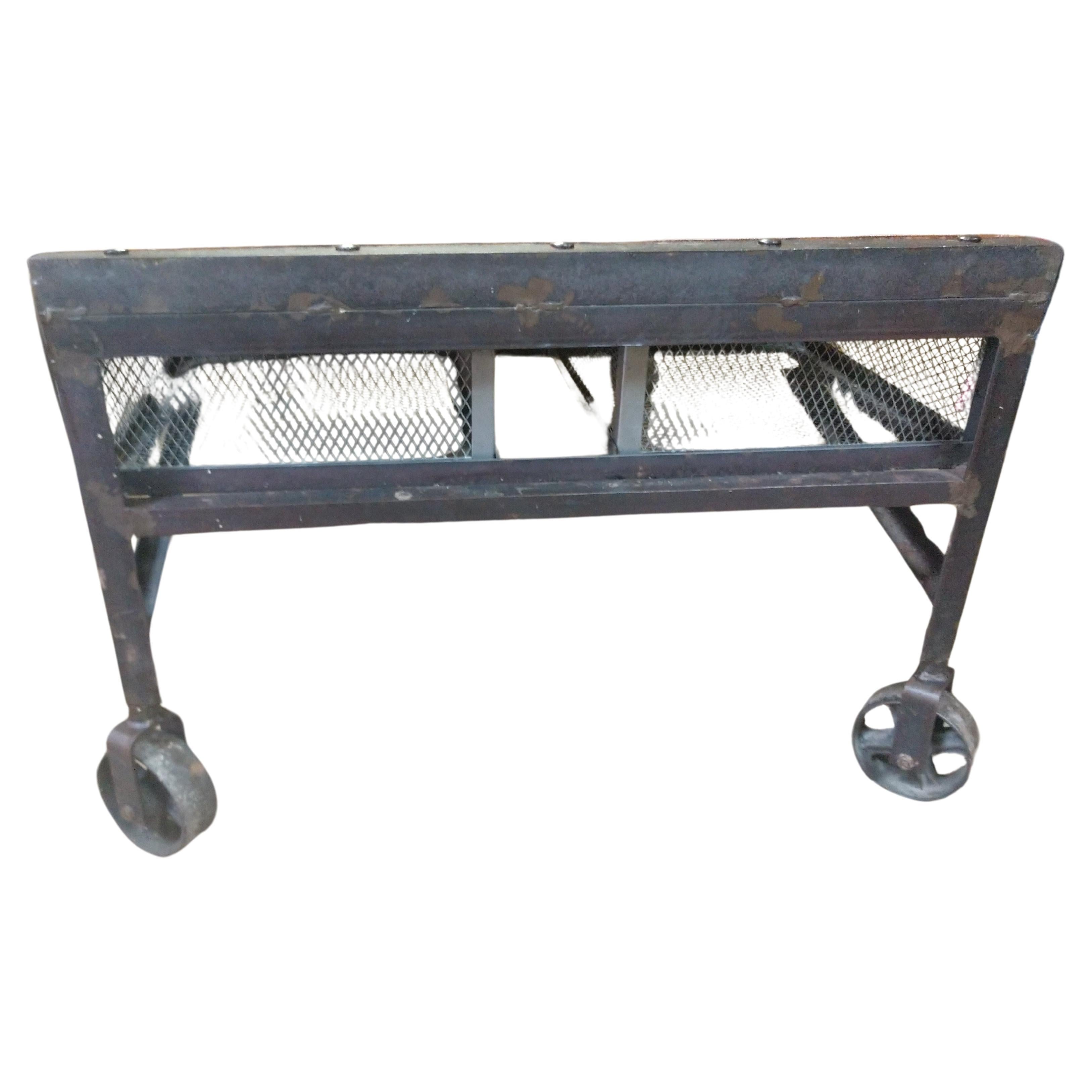 Industrieller Cocktailtisch im Industriestil mit aufklappbarem Dock Cart und sechs Drahtkorb-Schubladen im Angebot 1