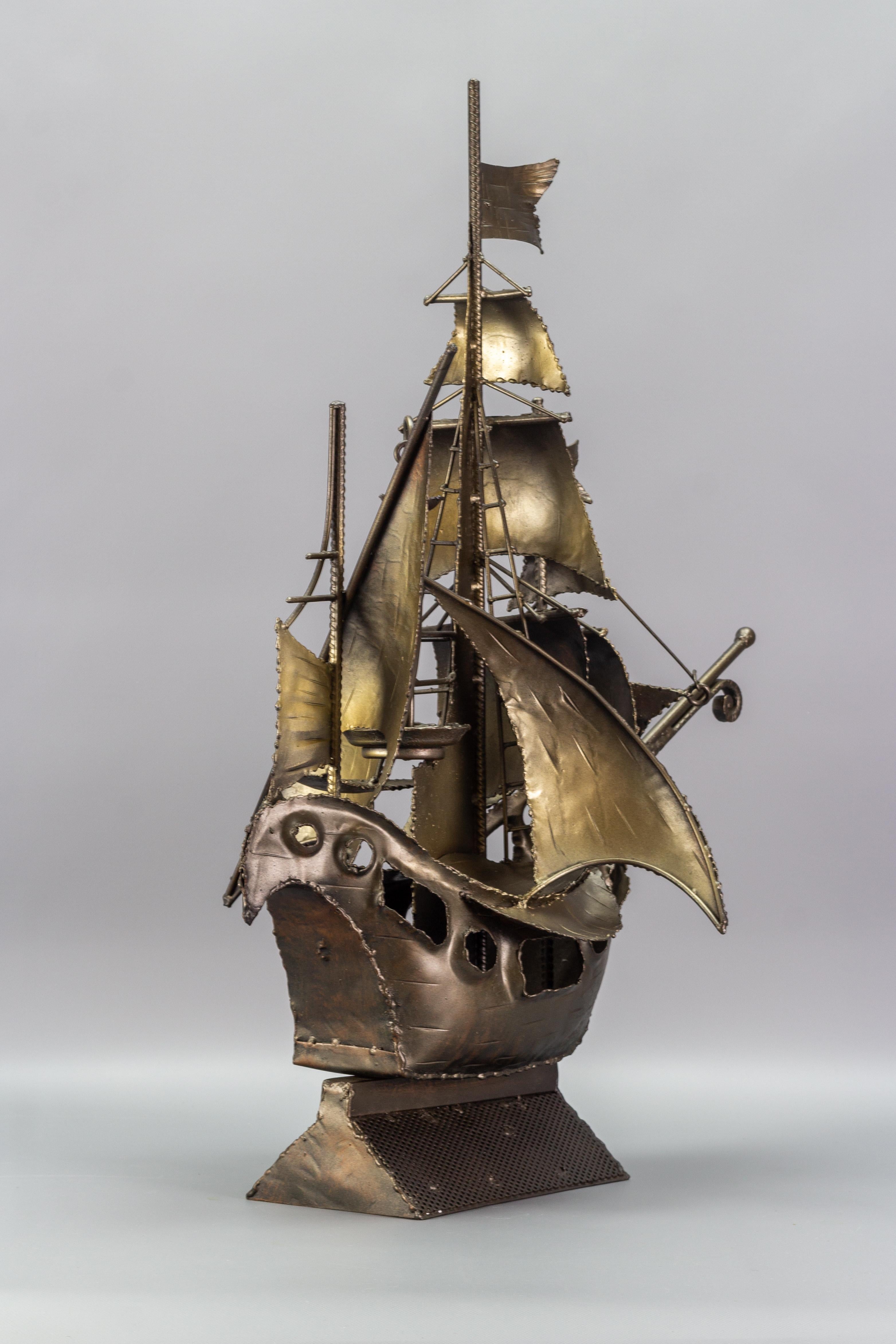 Industrial Style Metal Art Segelschiff Skulptur (Handgefertigt) im Angebot