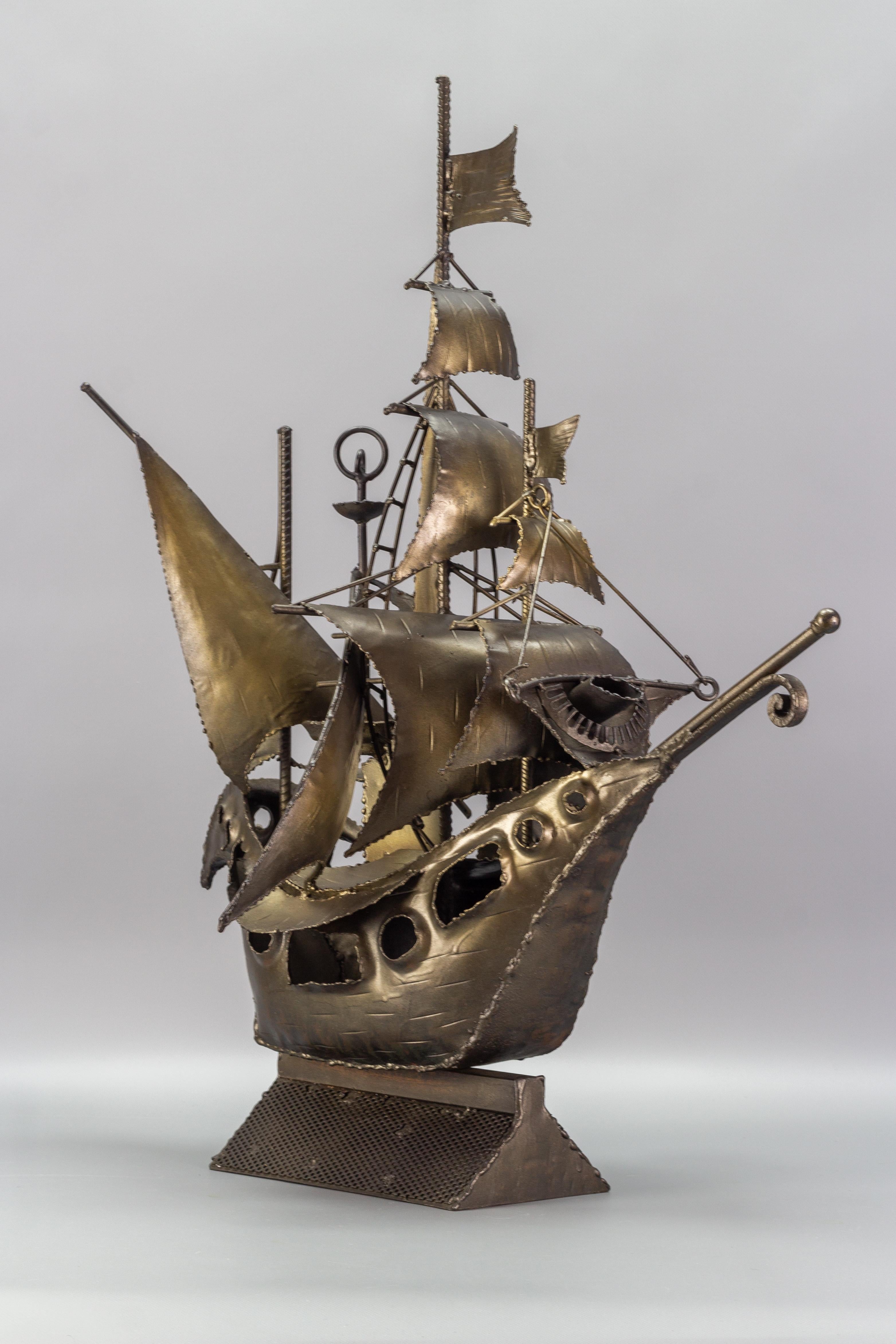 Industrial Style Metal Art Sailing Ship Sculpture In Good Condition For Sale In Barntrup, DE