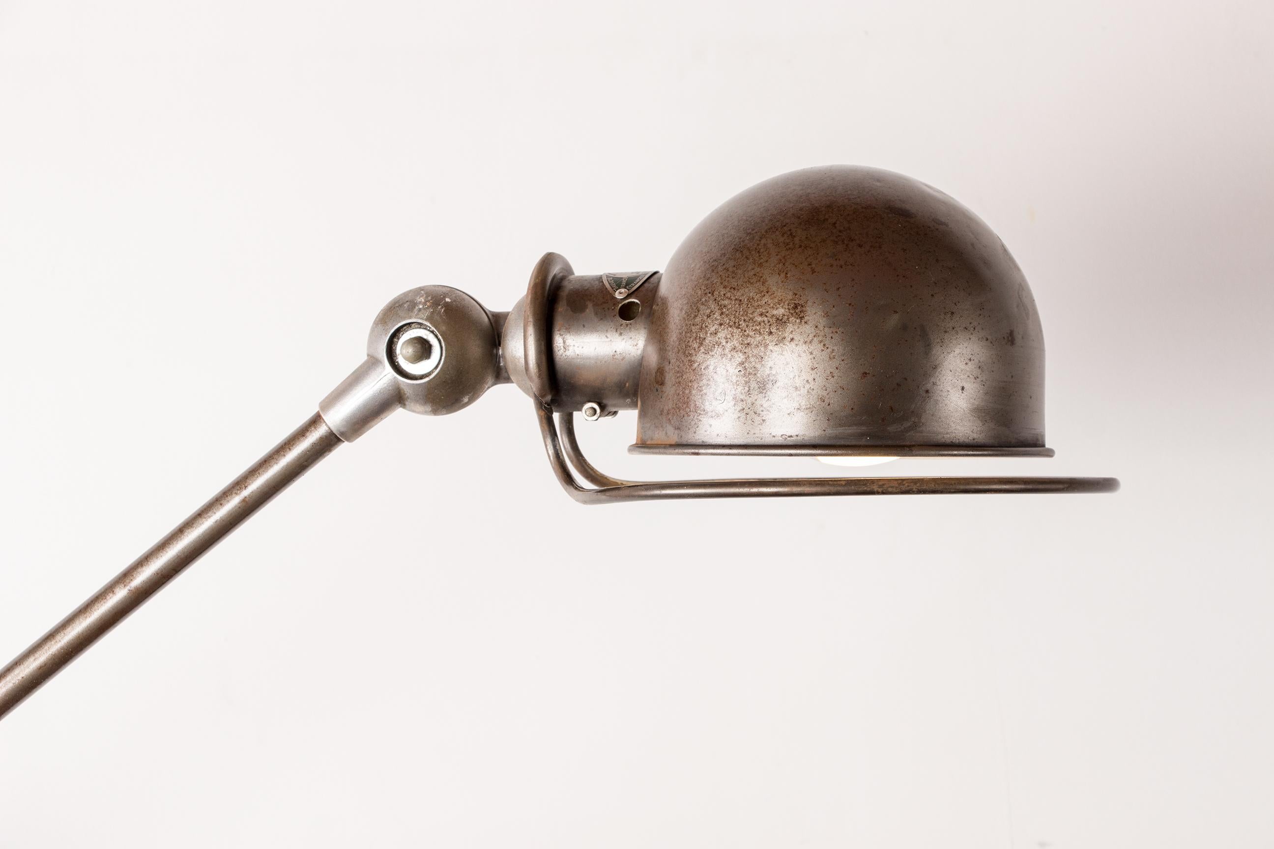 Lámpara de escritorio metálica de estilo industrial con dos brazos articulados de Jean Louis Domecq en venta 7