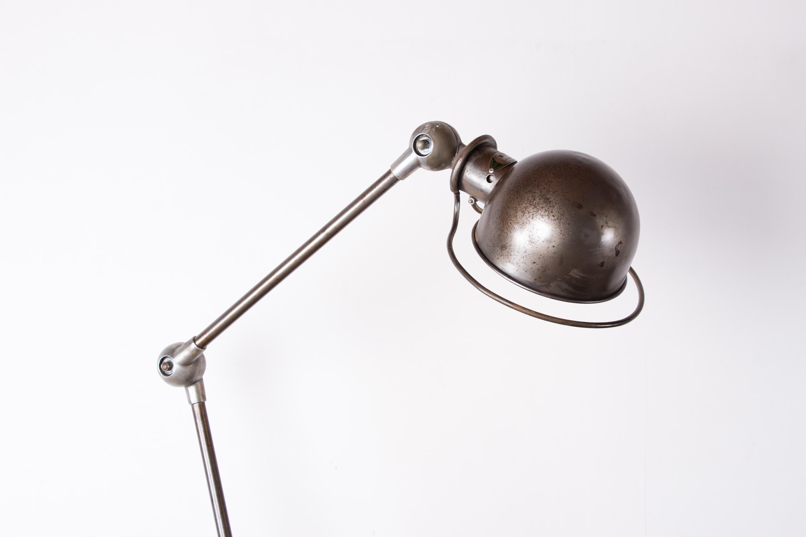 Lámpara de escritorio metálica de estilo industrial con dos brazos articulados de Jean Louis Domecq Industrial en venta