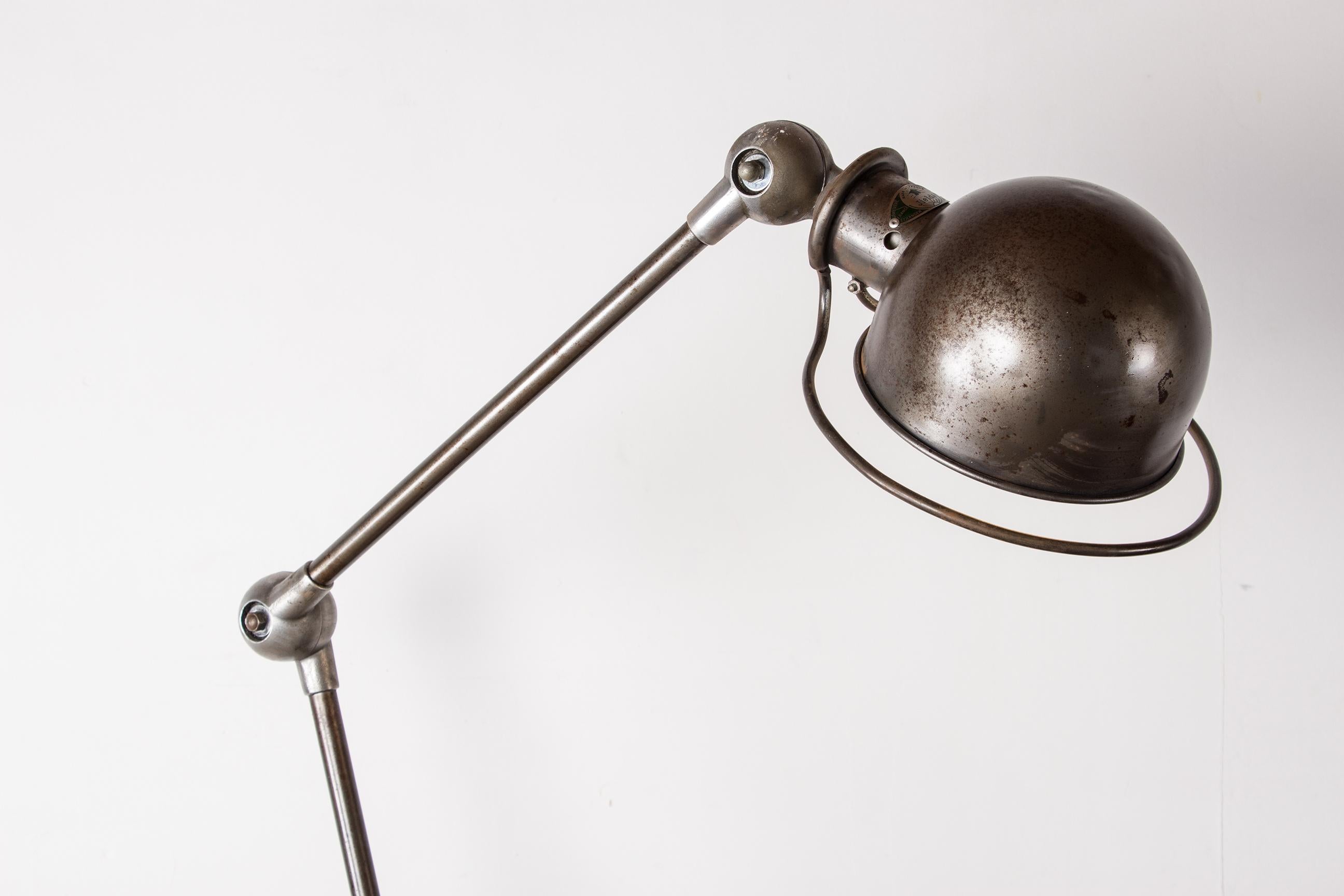 Industrielle Metall-Schreibtischlampe aus Metall im Industriestil mit zwei beweglichen Armen von Jean-Louis Domecq  (Mitte des 20. Jahrhunderts) im Angebot