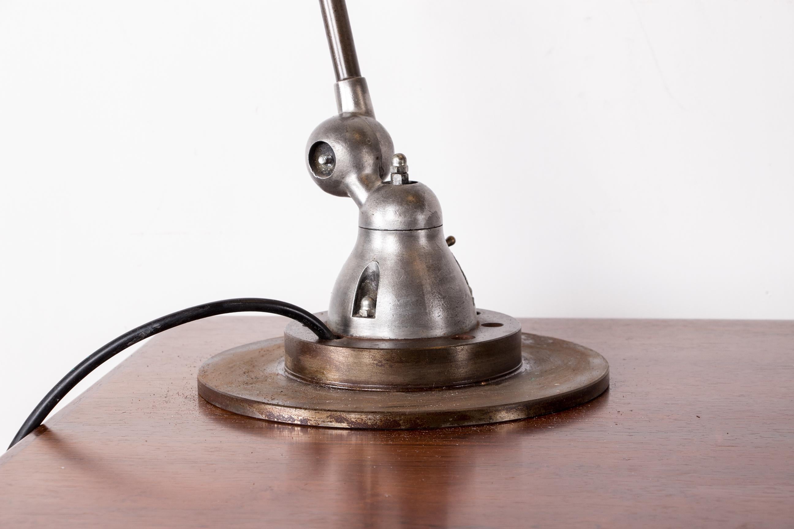 Milieu du XXe siècle Lampe de bureau en métal de style industriel avec deux bras articulés de Jean-Louis Domecq  en vente