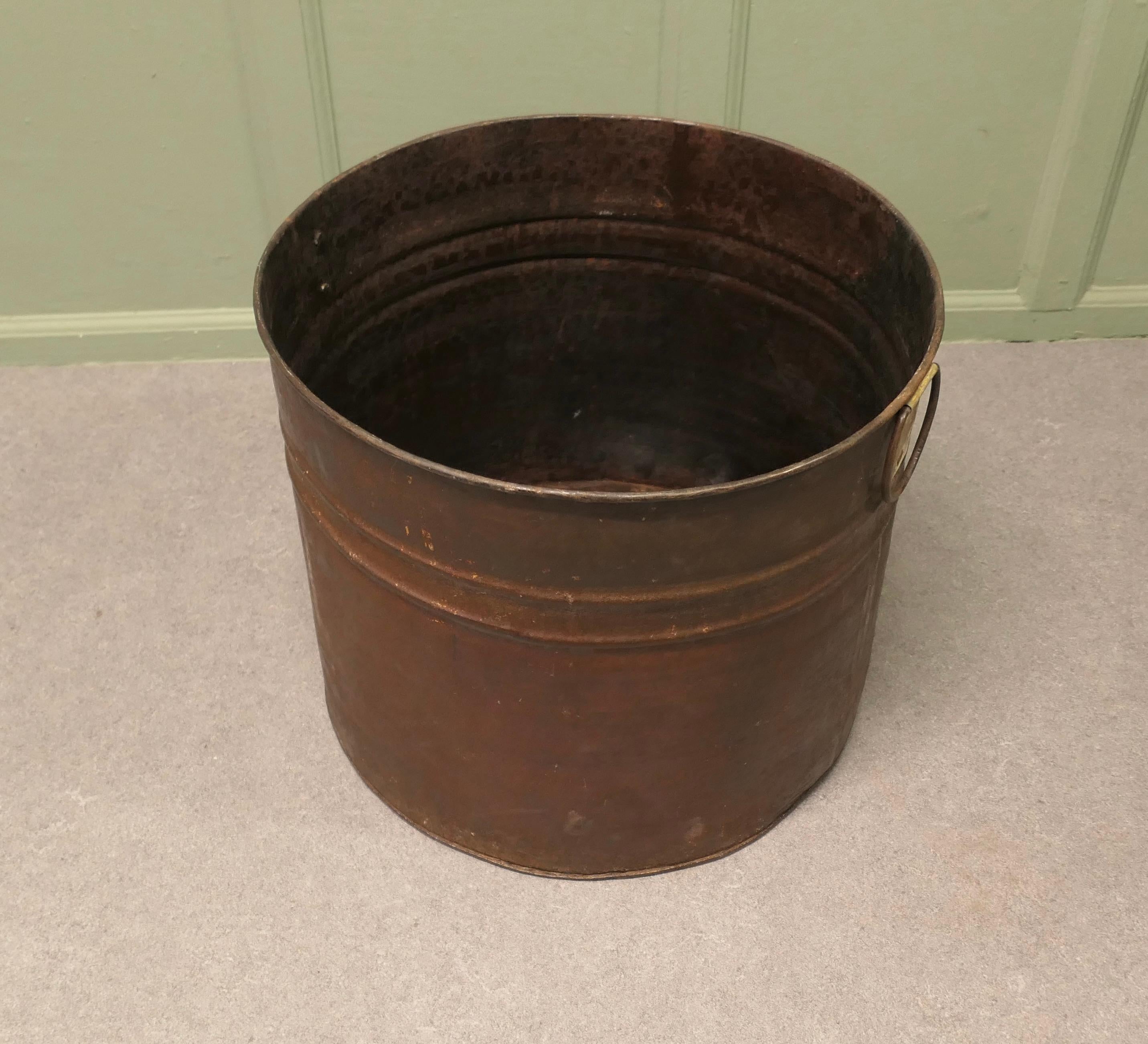 Metall-Behälter oder Pflanzgefäß im industriellen Stil (Industriell) im Angebot