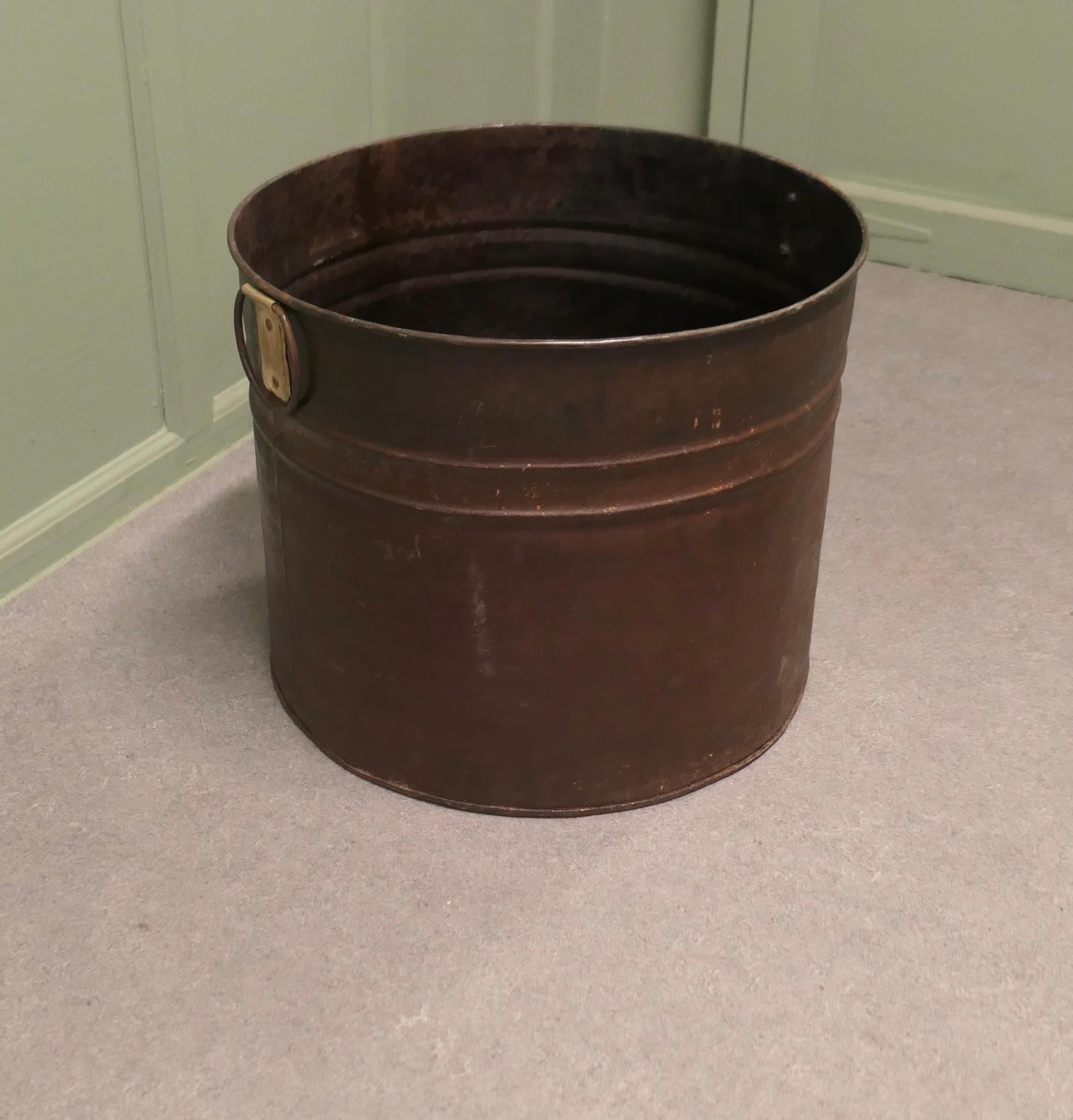 Metall-Behälter oder Pflanzgefäß im industriellen Stil im Zustand „Gut“ im Angebot in Godshill, Isle of Wight