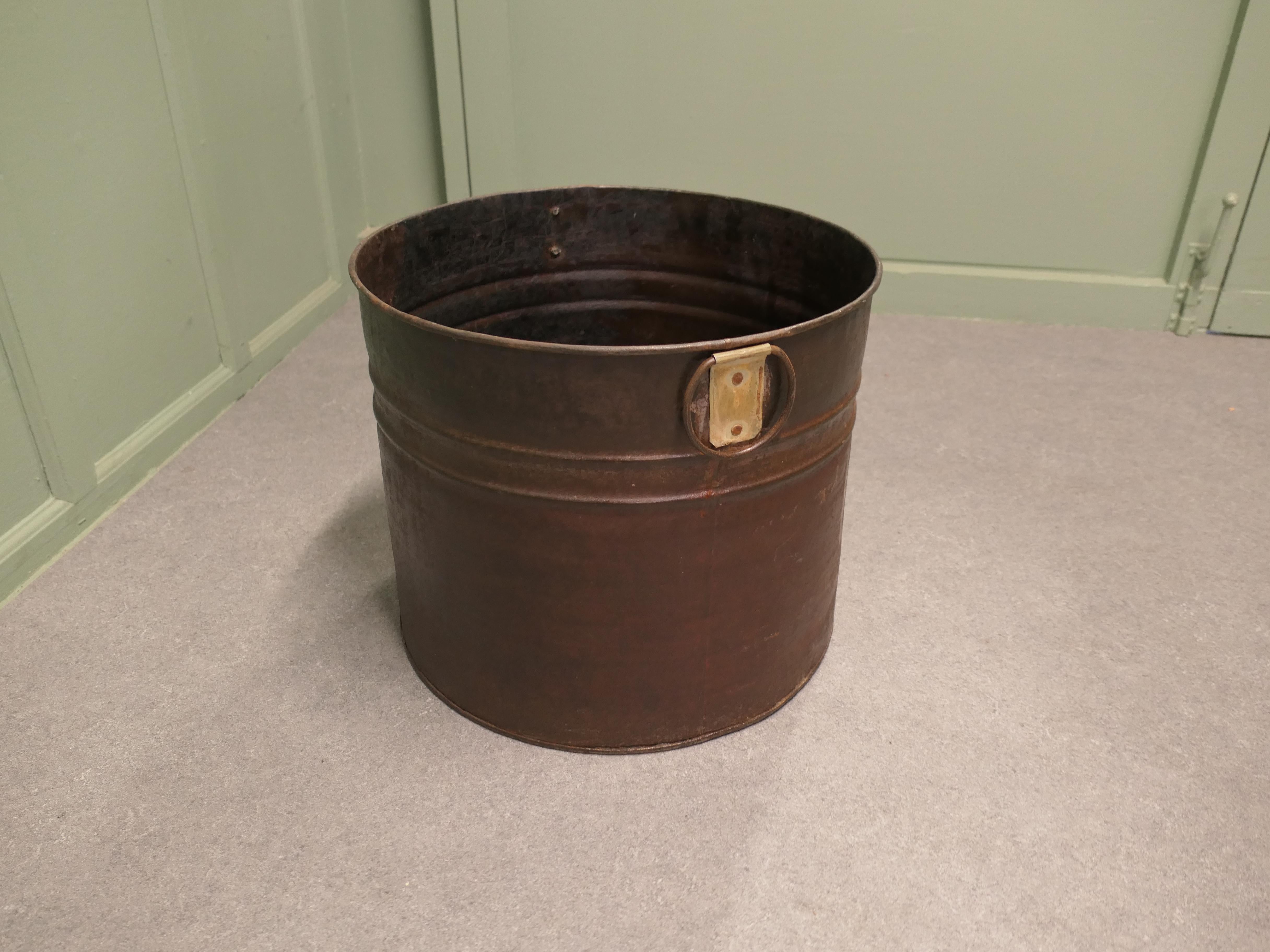 Metall-Behälter oder Pflanzgefäß im industriellen Stil im Angebot 1