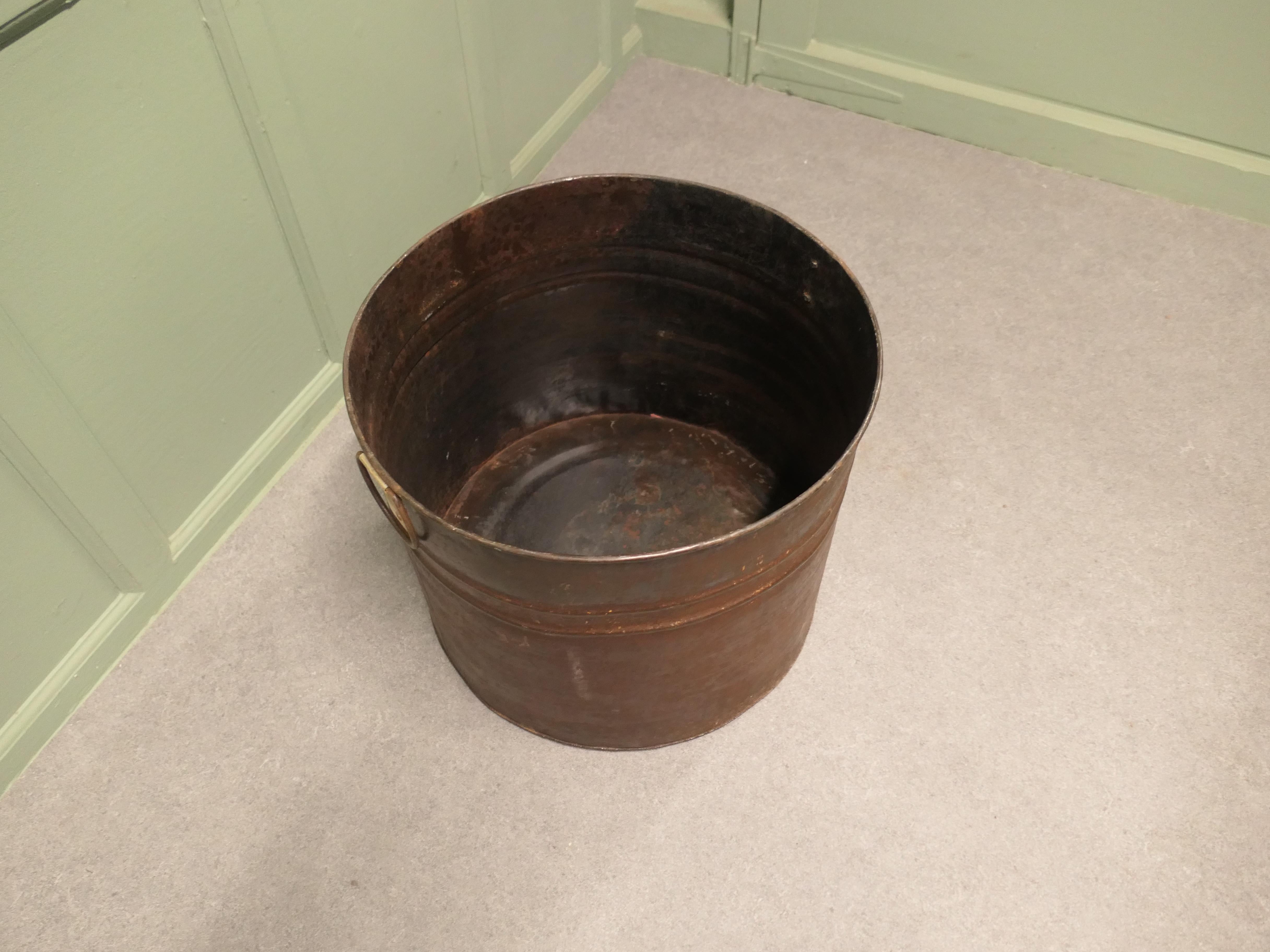 Metall-Behälter oder Pflanzgefäß im industriellen Stil im Angebot 2