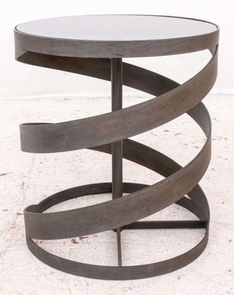 Table d'appoint en métal en spirale de style industriel avec une table en verre gris fumé, non marquée. 

Concessionnaire : S138XX