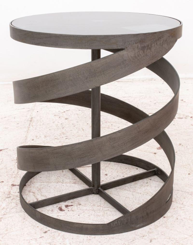Table d'appoint en métal en spirale de style industriel Bon état à New York, NY