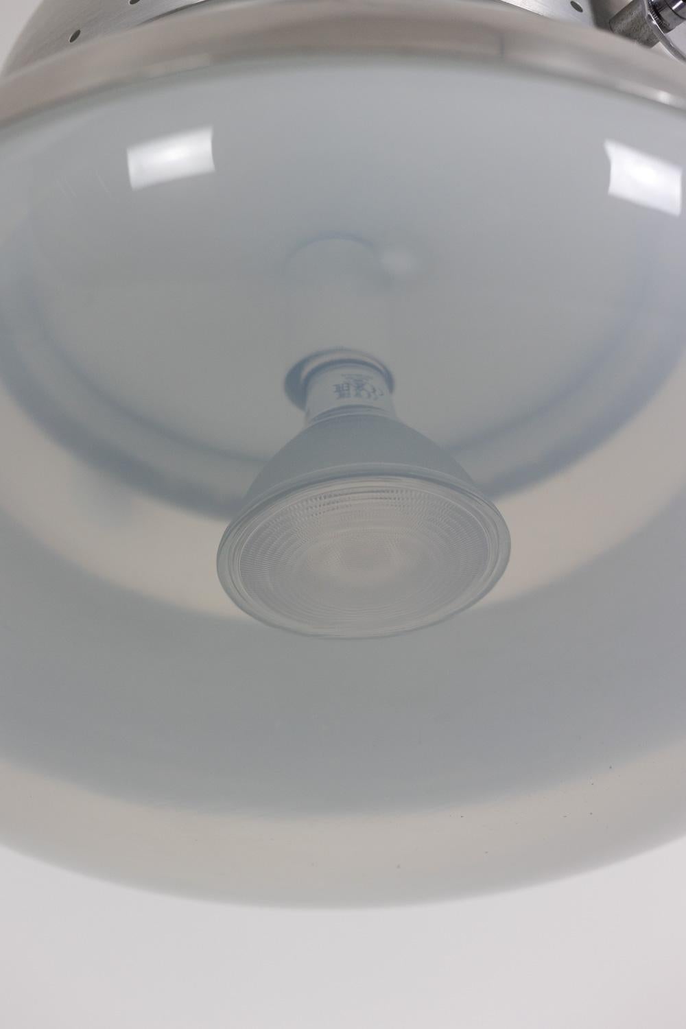 Lampada a sospensione in stile industriale in metallo spazzolato e opalino. 1970s. in vendita 7