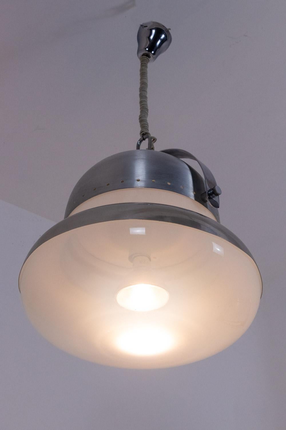 Industrial style pendant light in brushed and opaline white metal, circular in shape.

Italian work realized in the 1970s.

Dimensions: H 130 x D 50 cm

Reference: LS5265309I