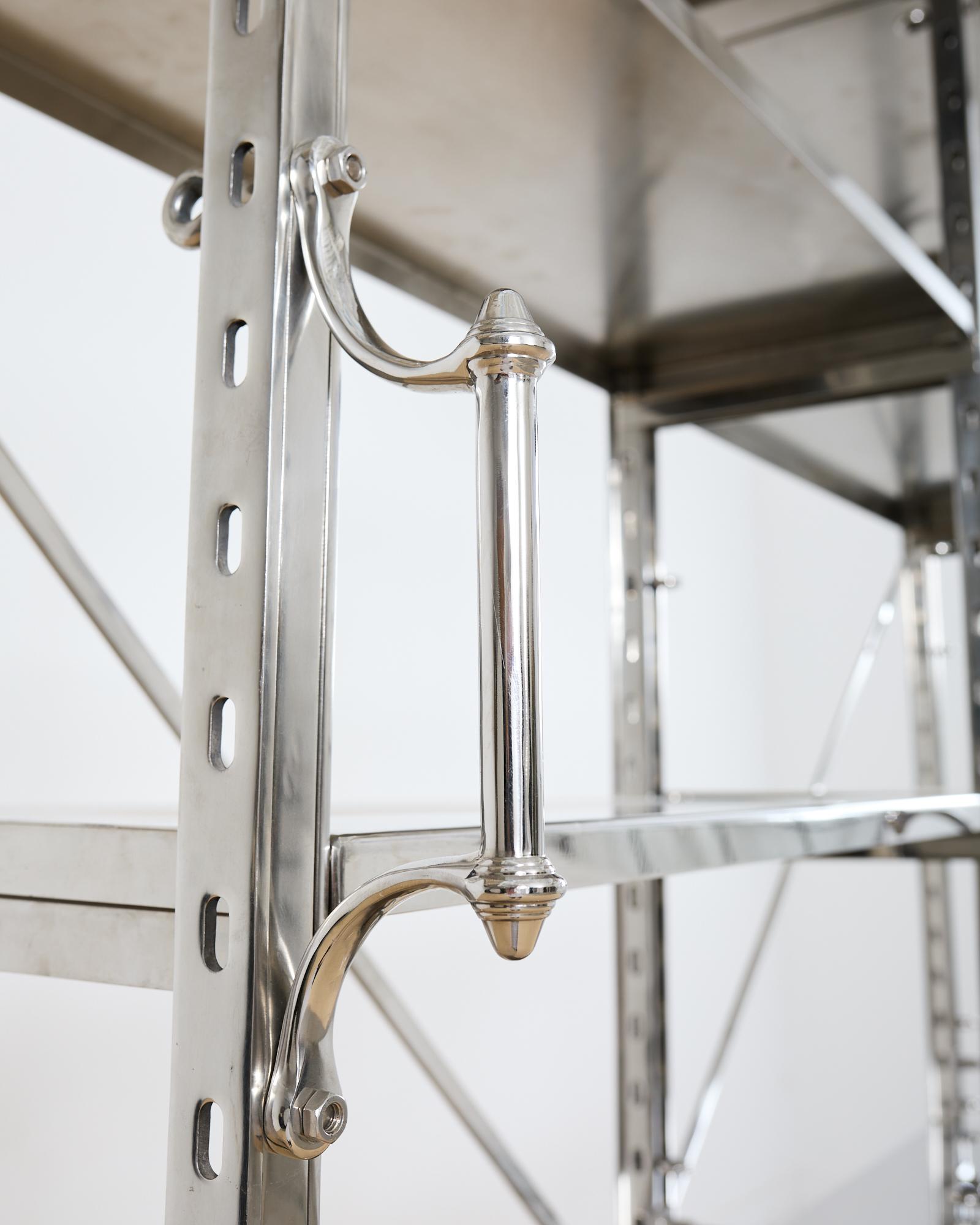 Libreria Etagere in acciaio lucido in stile industriale con gradino in vendita 4