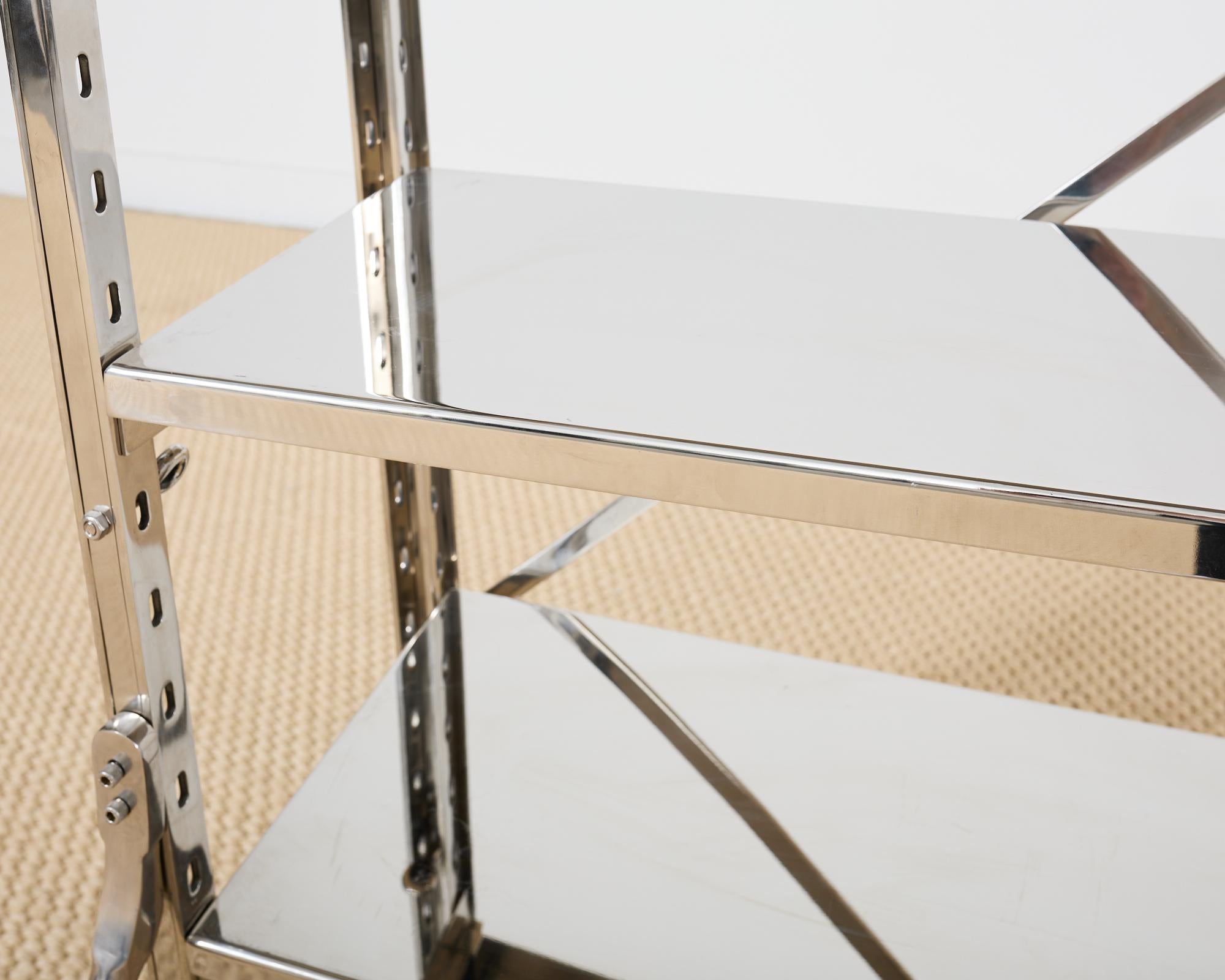 Libreria Etagere in acciaio lucido in stile industriale con gradino in vendita 8