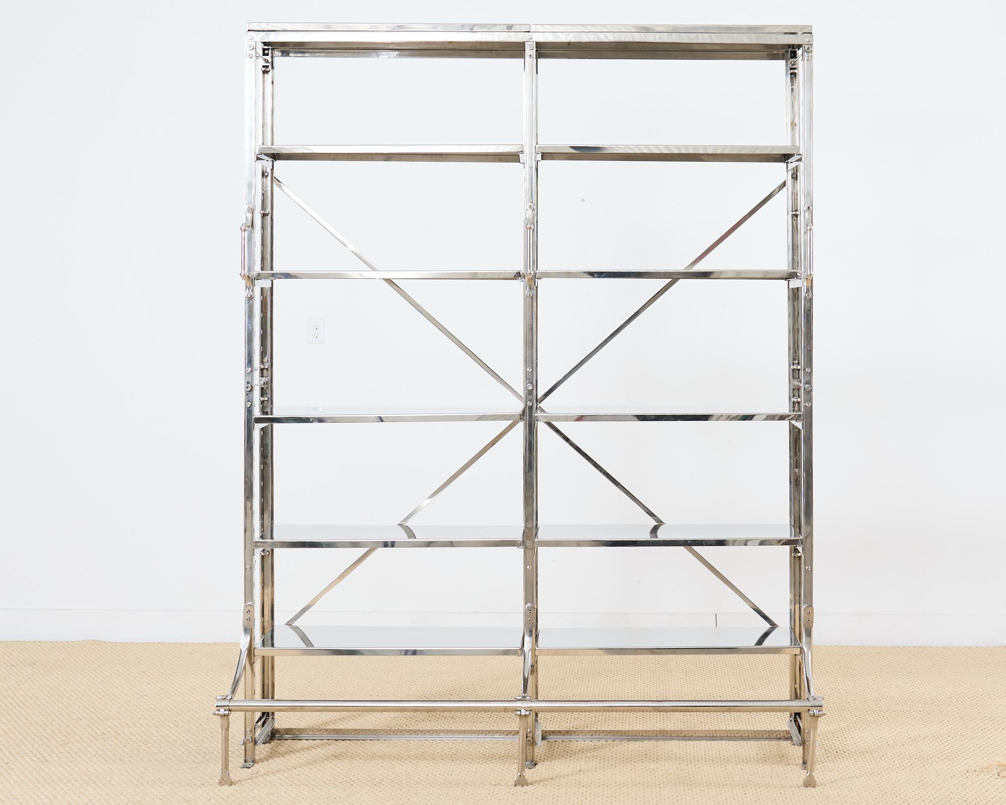 Fantastica libreria o etagere a scaffale aperto realizzata a mano in acciaio di grosso spessore. La cassa presenta una finitura in nichel lucidissimo e 14 ripiani regolabili. La struttura in stile industriale è dotata di tre maniglie montate sulla