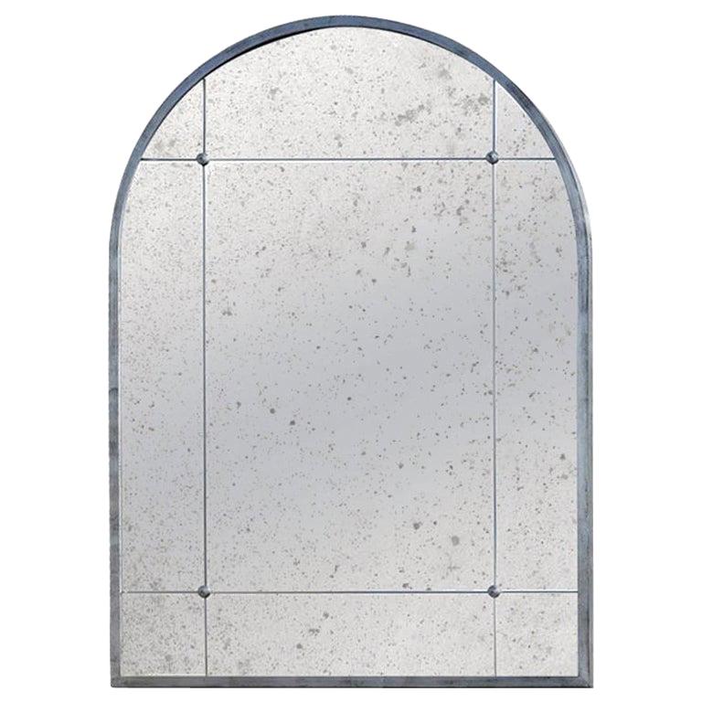 Miroir de style industriel avec cadre en fer argenté et panneaux en verre vieilli aux bords arrondis en vente
