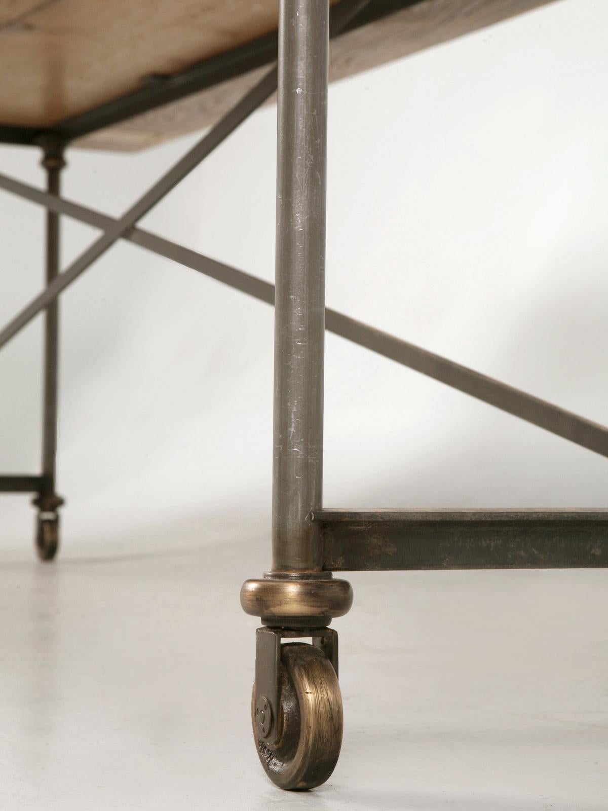 Table de cuisine ou table de salle à manger de style industriel en acier, bronze et pin récupéré en vente 4
