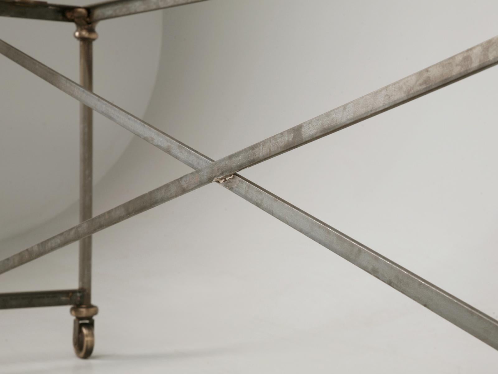 Industrieller Esstisch oder Esstisch aus Stahl, Bronze und aufgearbeitetem Kiefernholz im Angebot 3