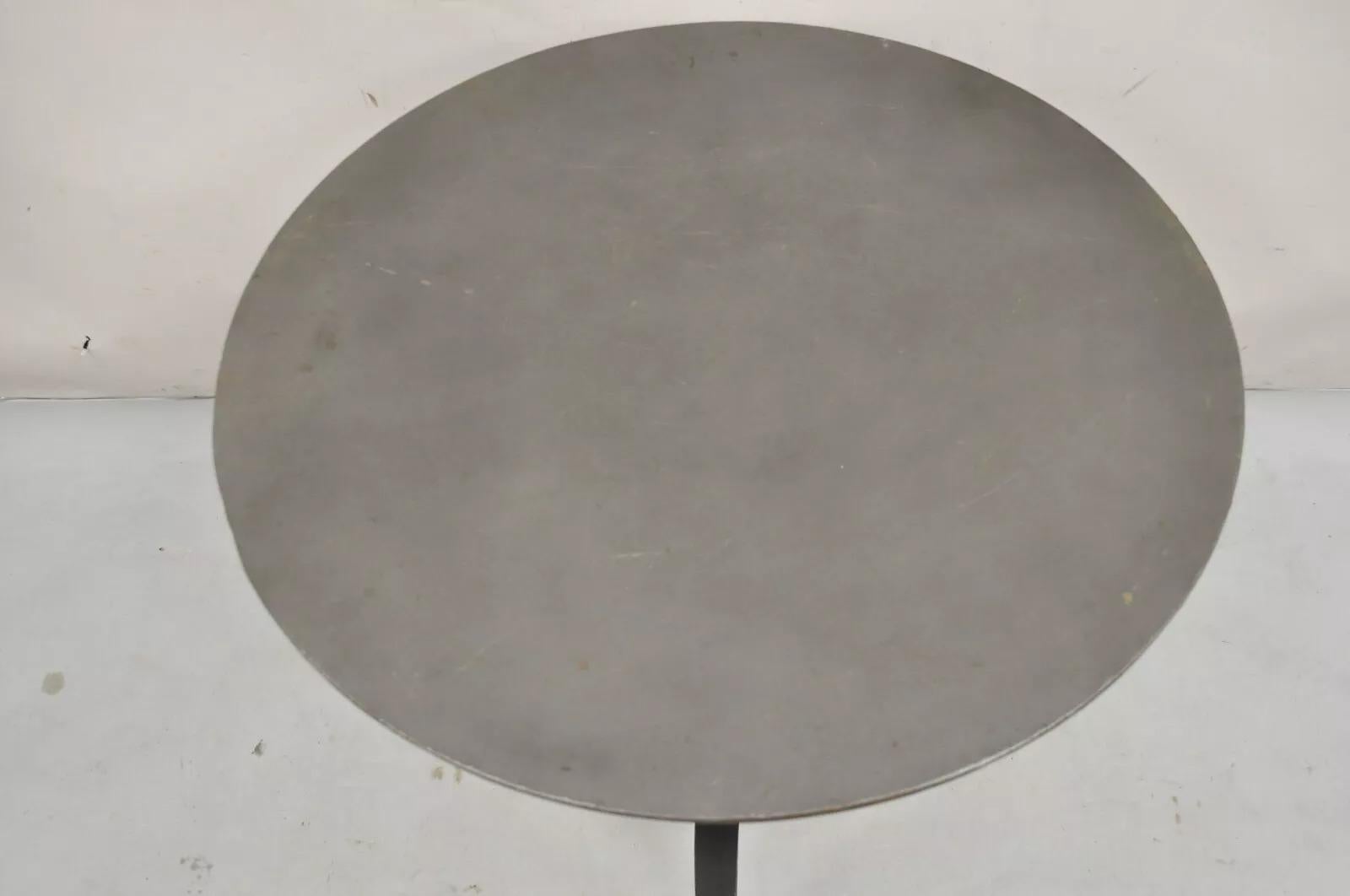 20ième siècle Table d'appoint de pub ronde de 30 pouces de style industriel en acier et métal réglable en vente