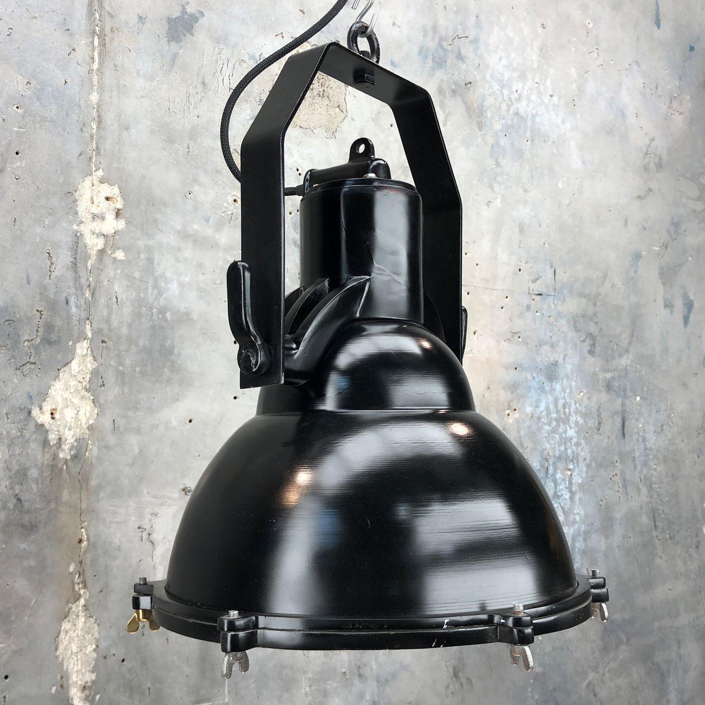 Industrial Style Tilting Black Cargo Ceiling Pendant Light In Good Condition In Leicester, Leicestershire