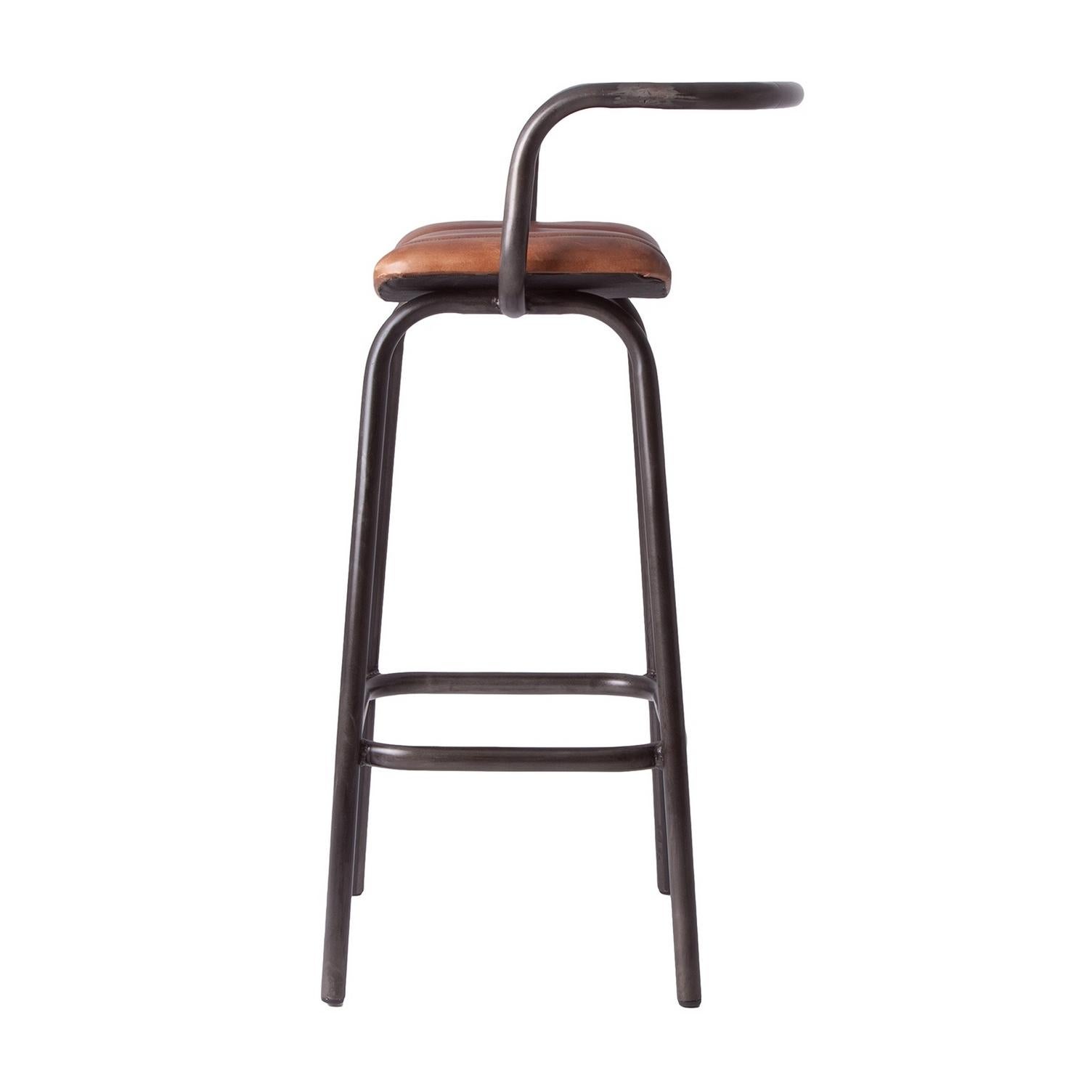 Elegant bar stool with metal structure and leather seat, combining quality, robustness and class. Comfortable and ergonomic, aerial and design. In excellent condition (new items, never used).